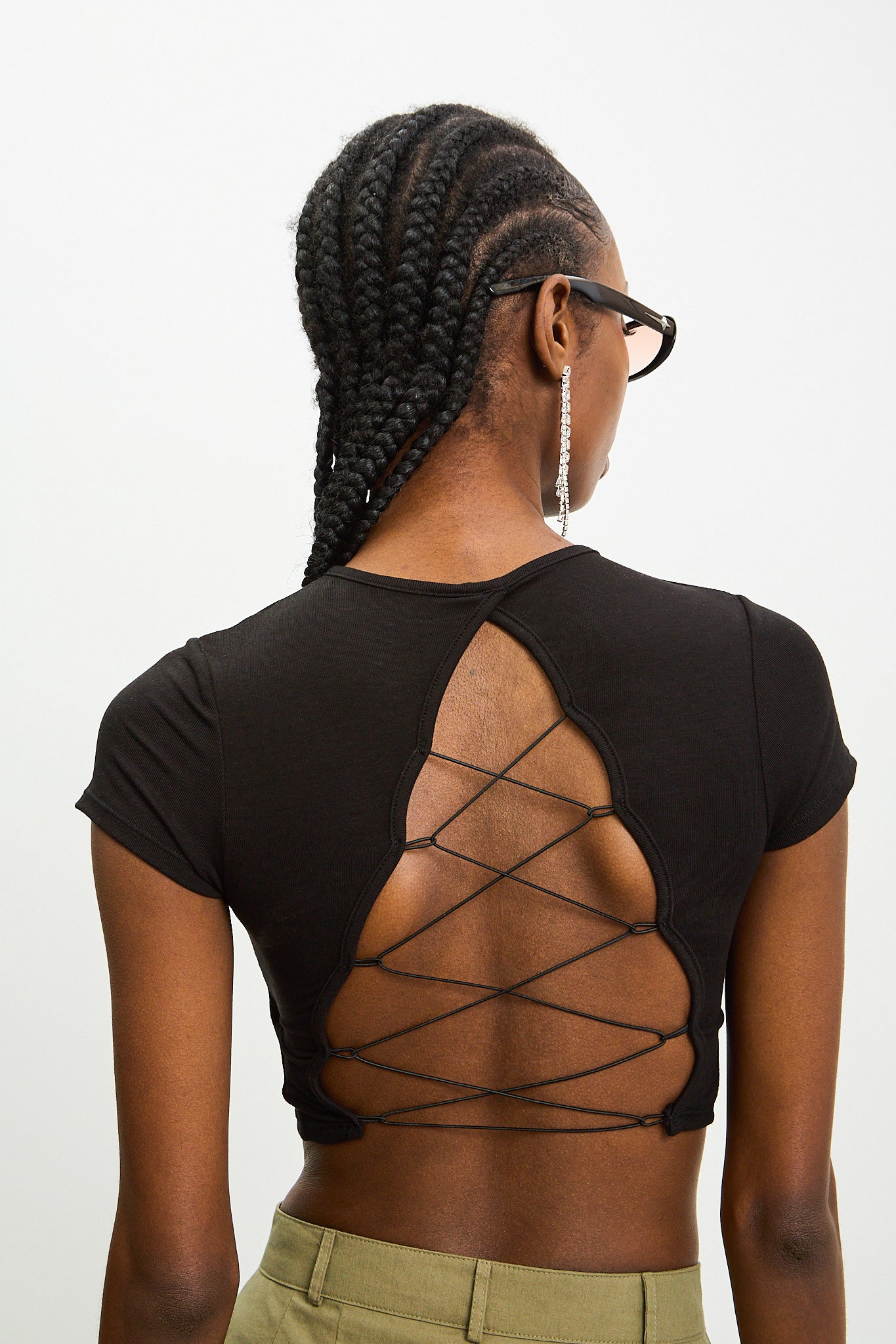 Black open cross back cropped tee_2