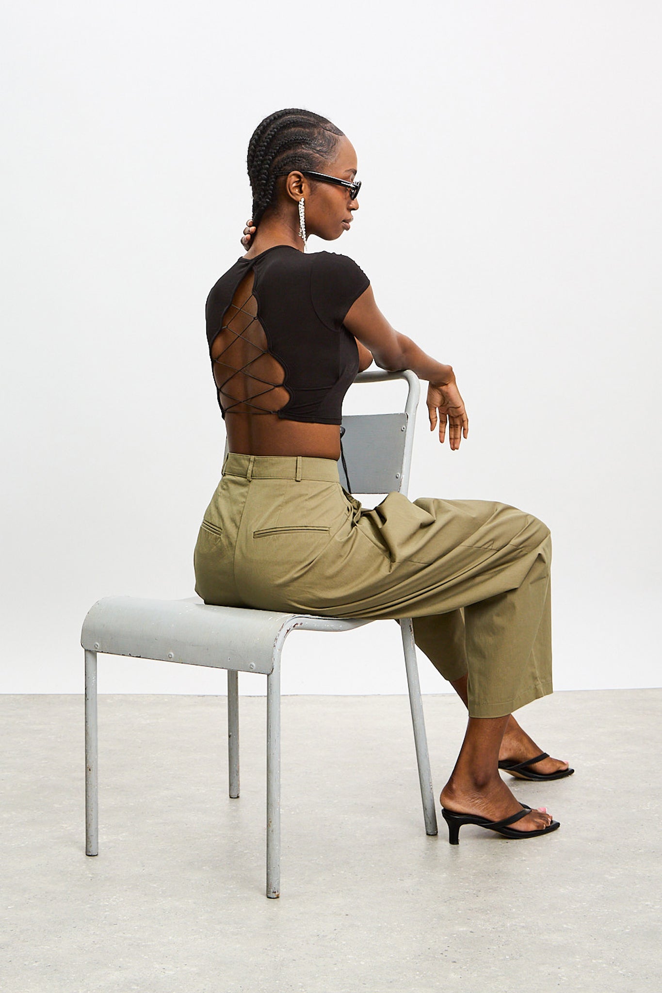 Black open cross back cropped tee_5