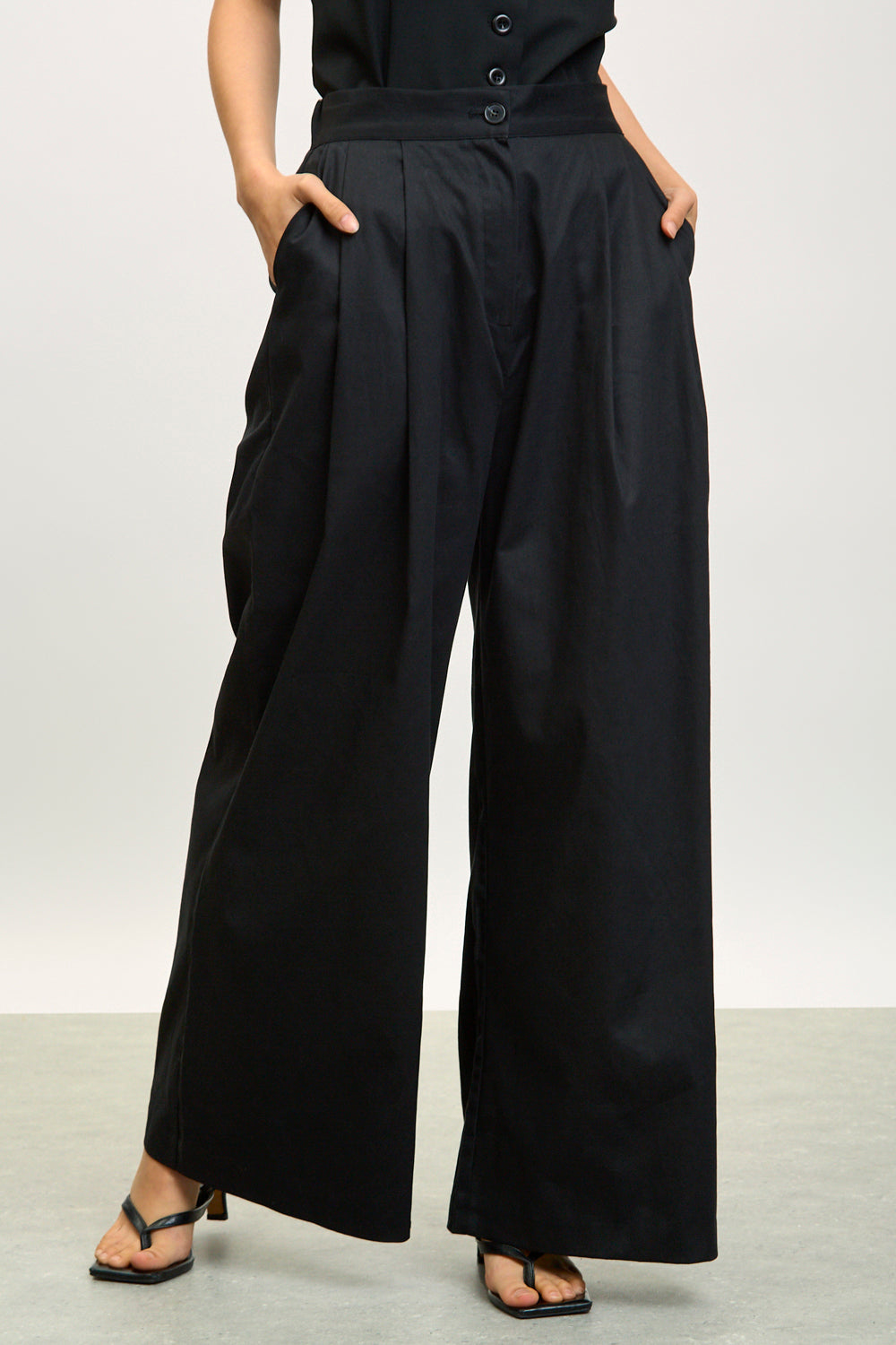 Black pleated wide leg trousers_1
