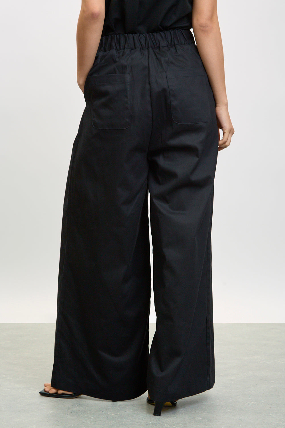 Black pleated wide leg trousers_2