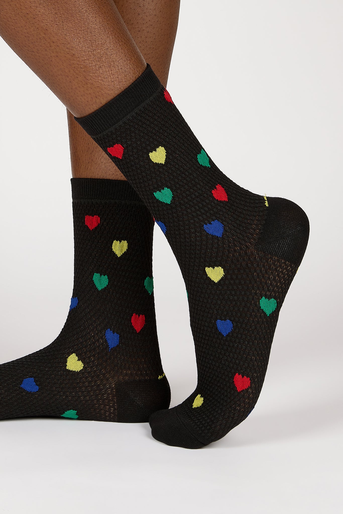 Black rainbow heart textured socks_1