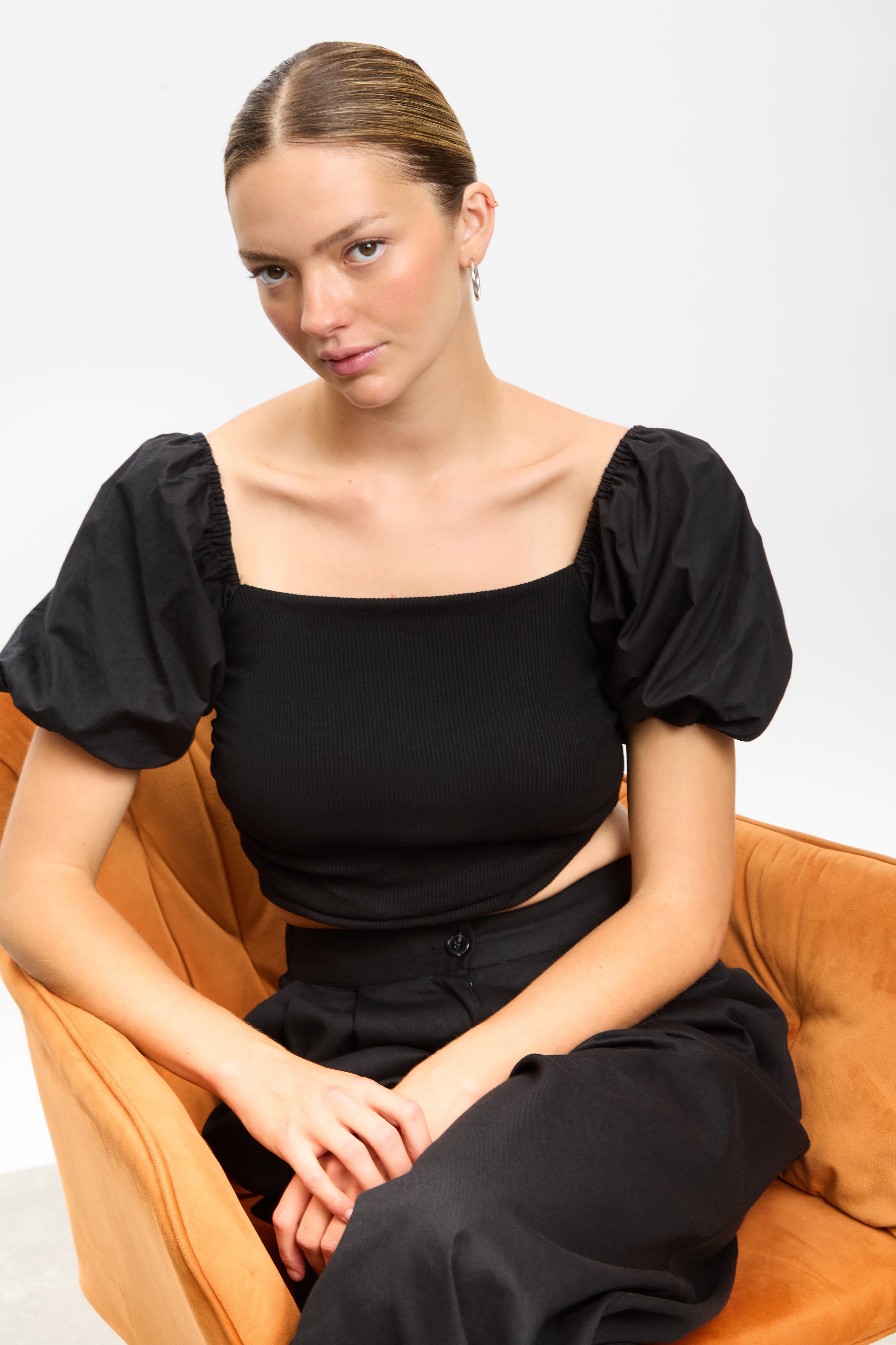 Black ribbed jersey contrast puff sleeve top_5