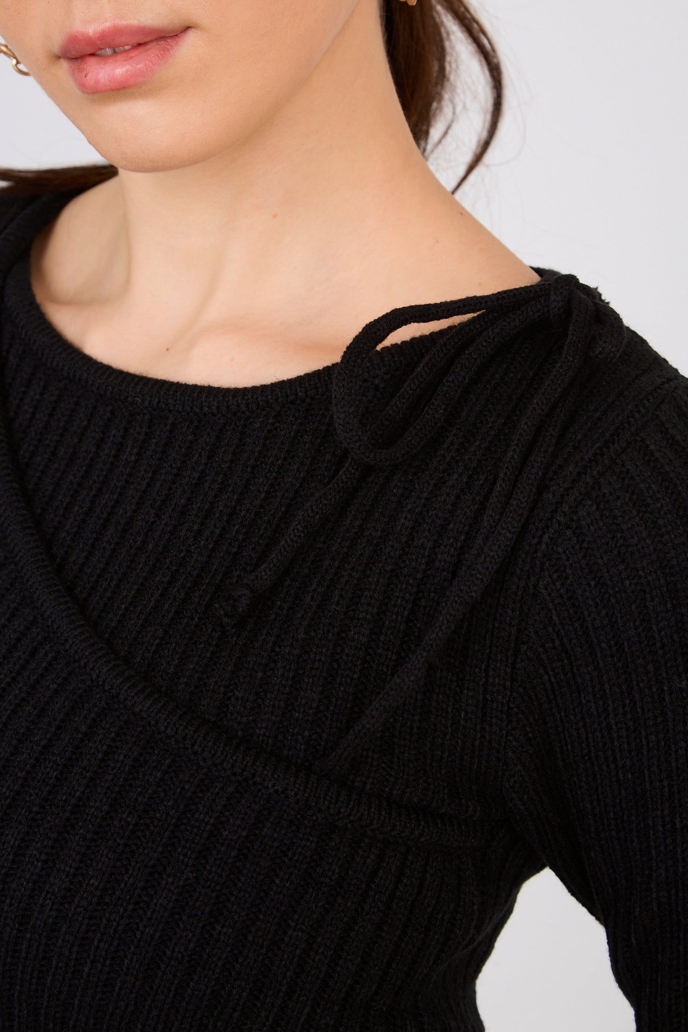 Black ribbed layered shoulder tie knit top_3
