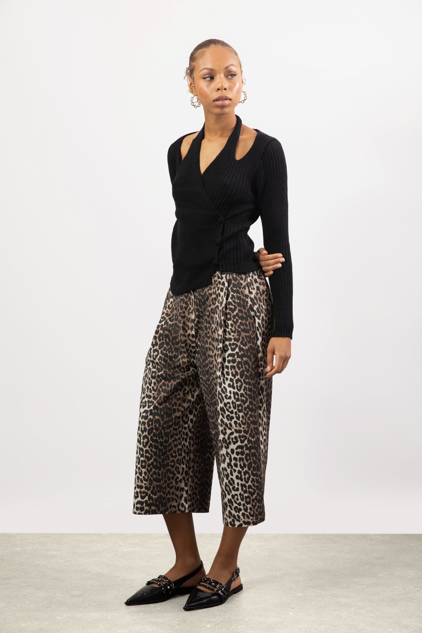 Black ribbed peek shoulder side button top_4