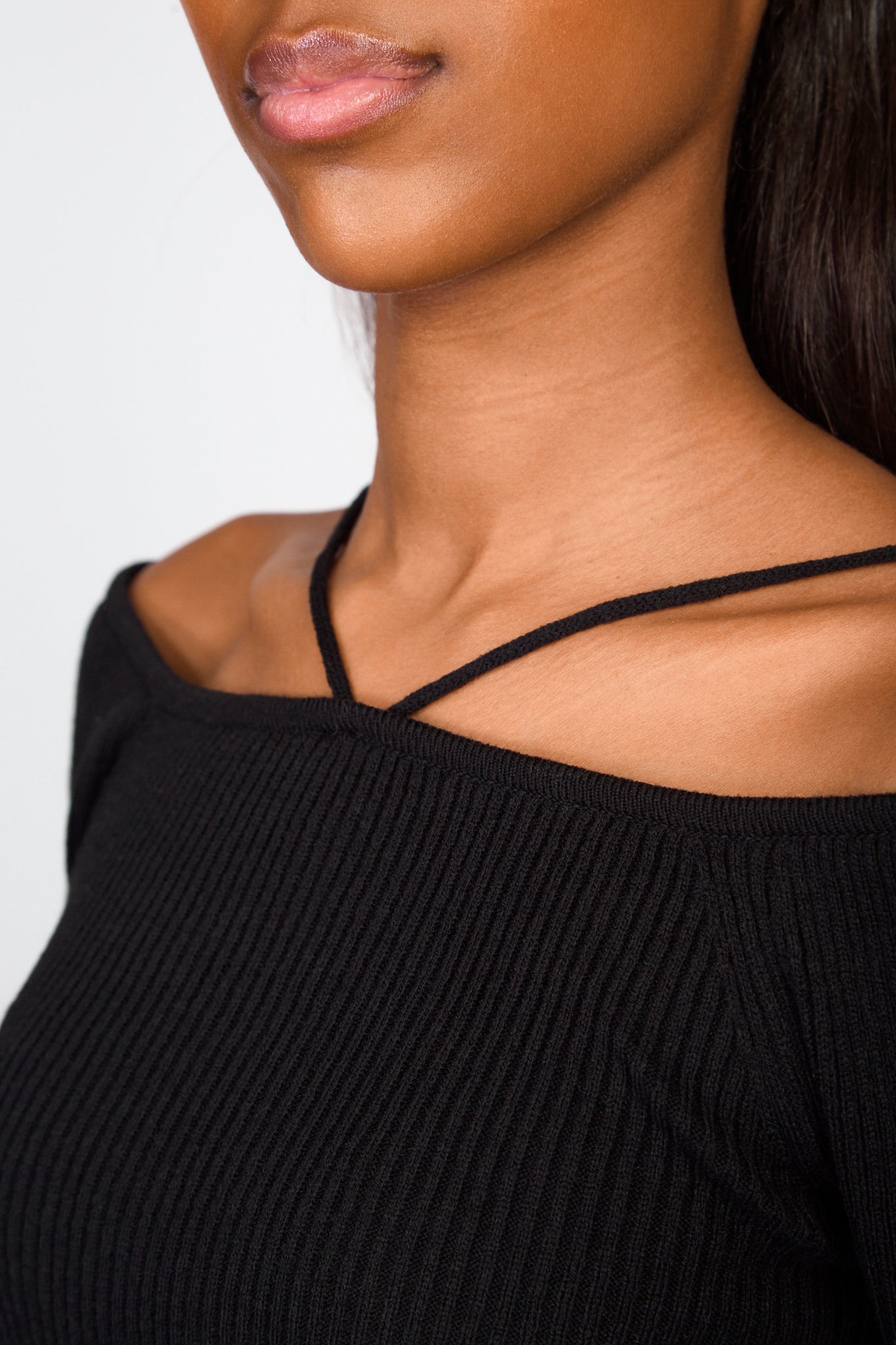 Black ribbed slim strap detail knit top_3