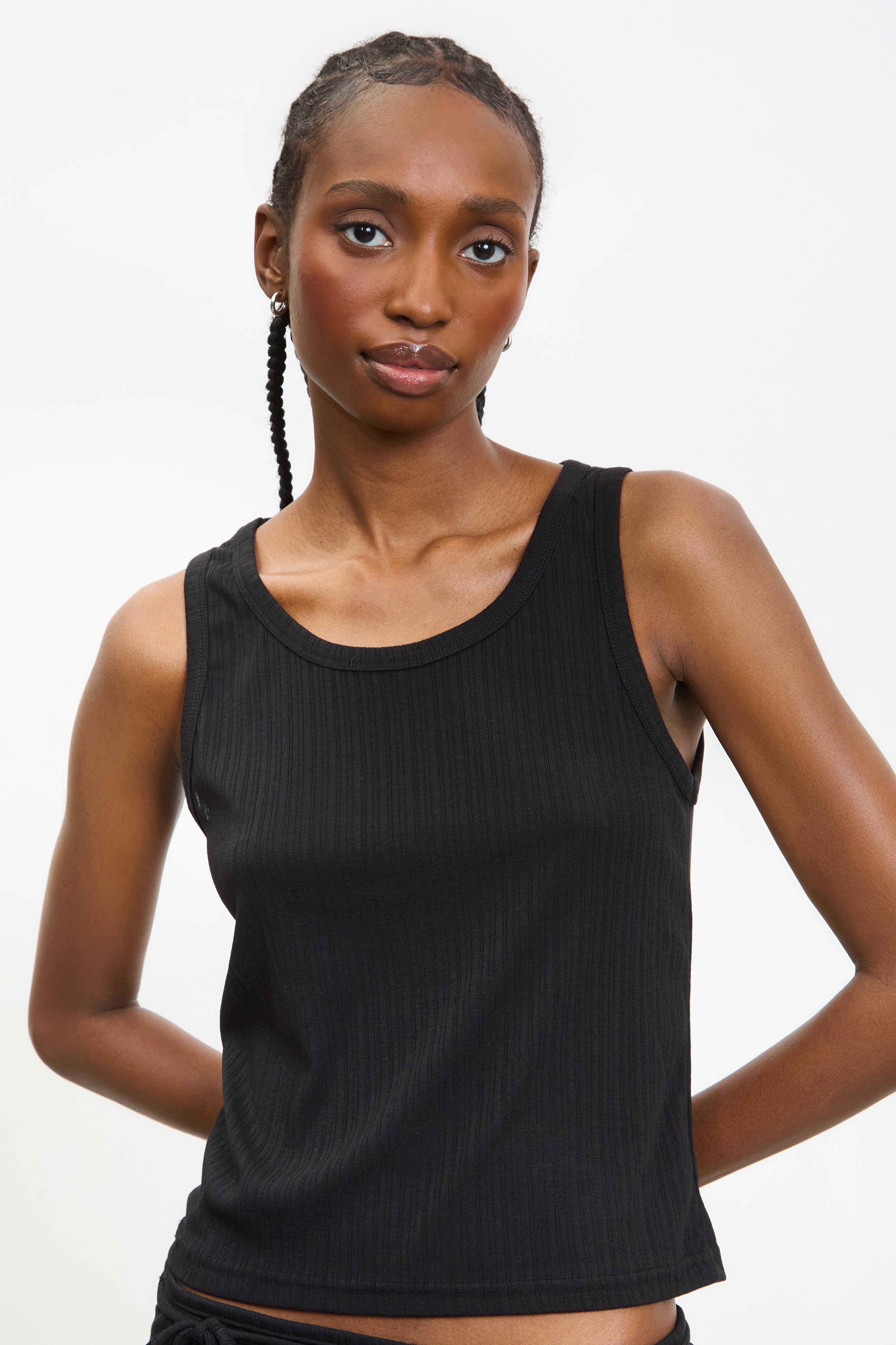 Black ribbed scoop neck tank_1