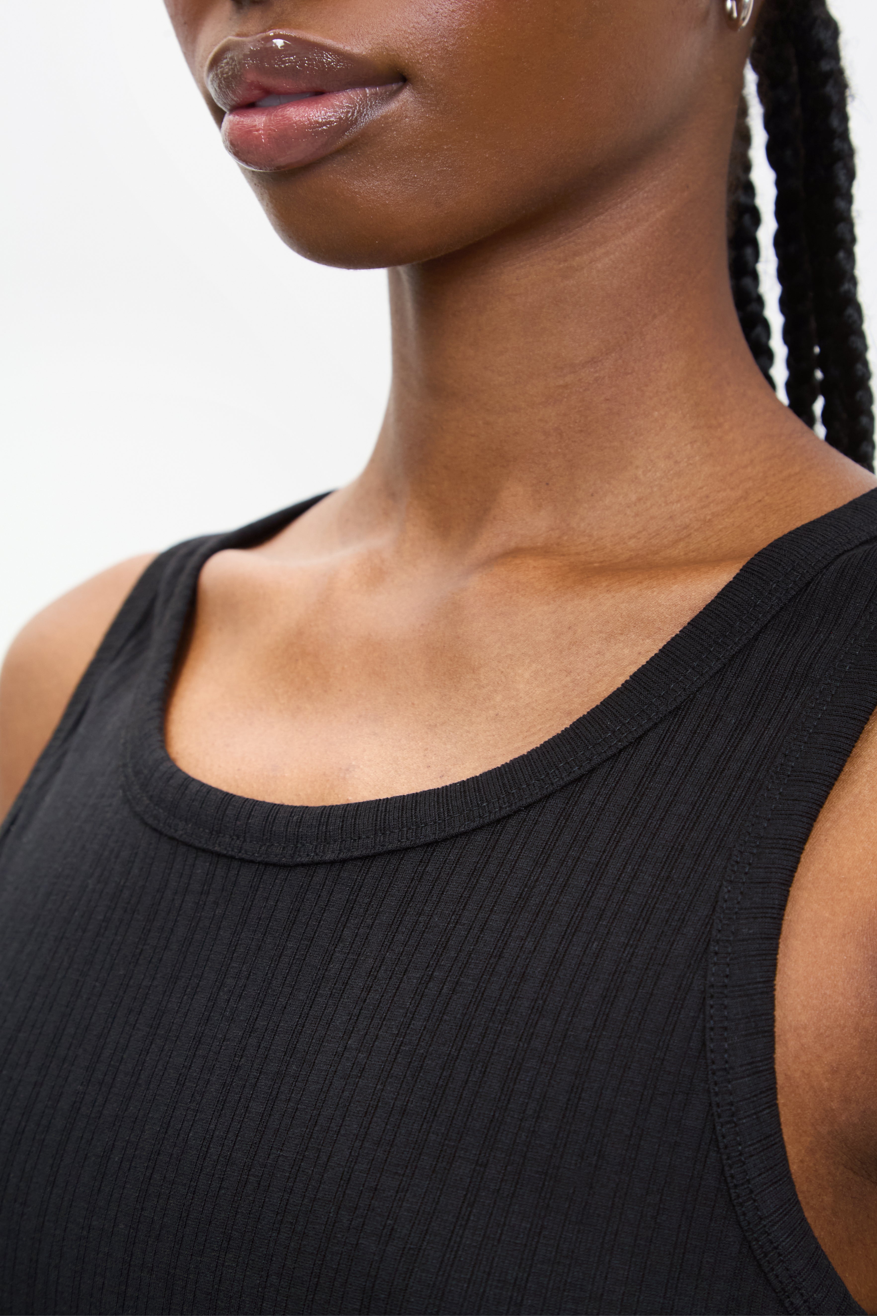 Black ribbed scoop neck tank_3