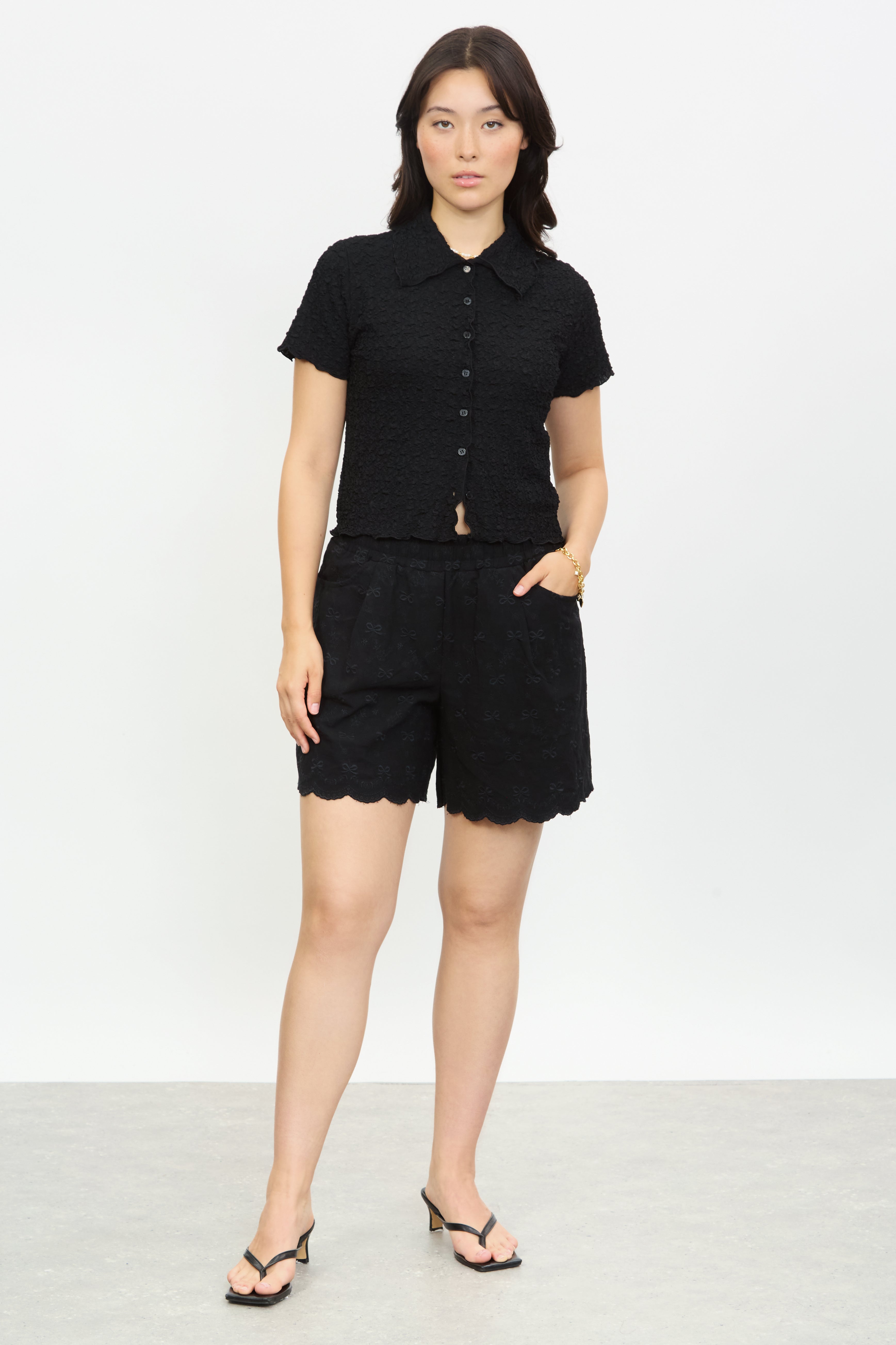 Black scalloped hem shorts_4