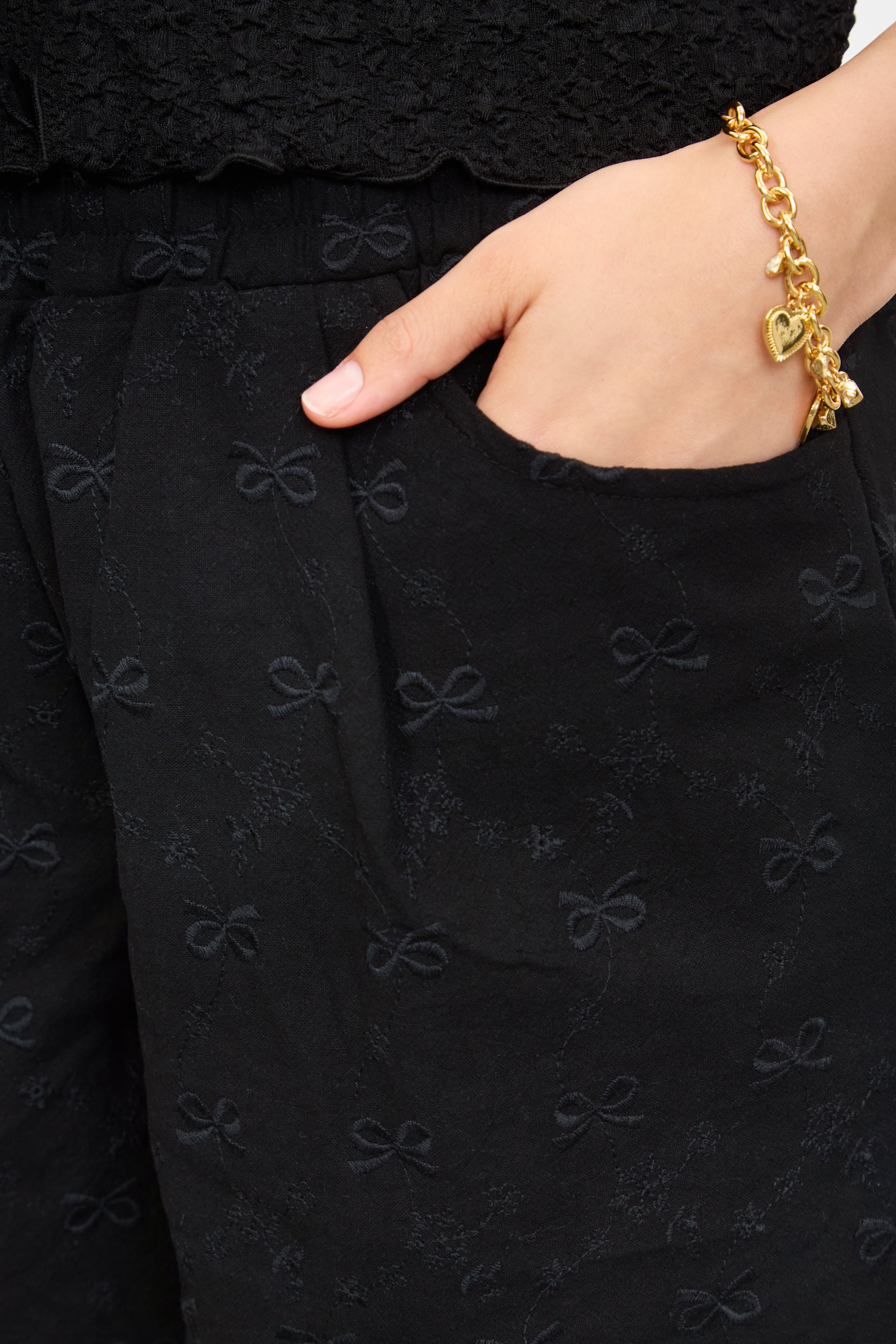 Black scalloped hem shorts_3