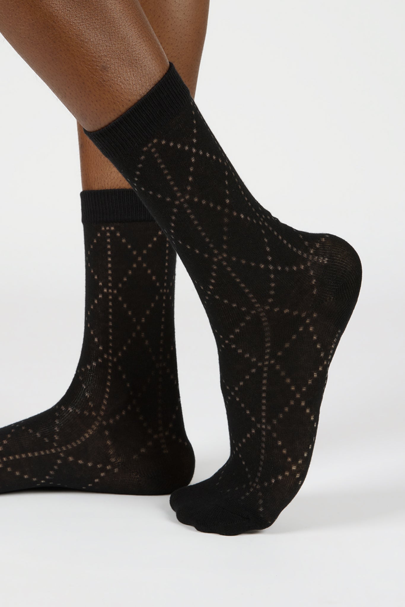 Black semi sheer dotted diamond socks_3