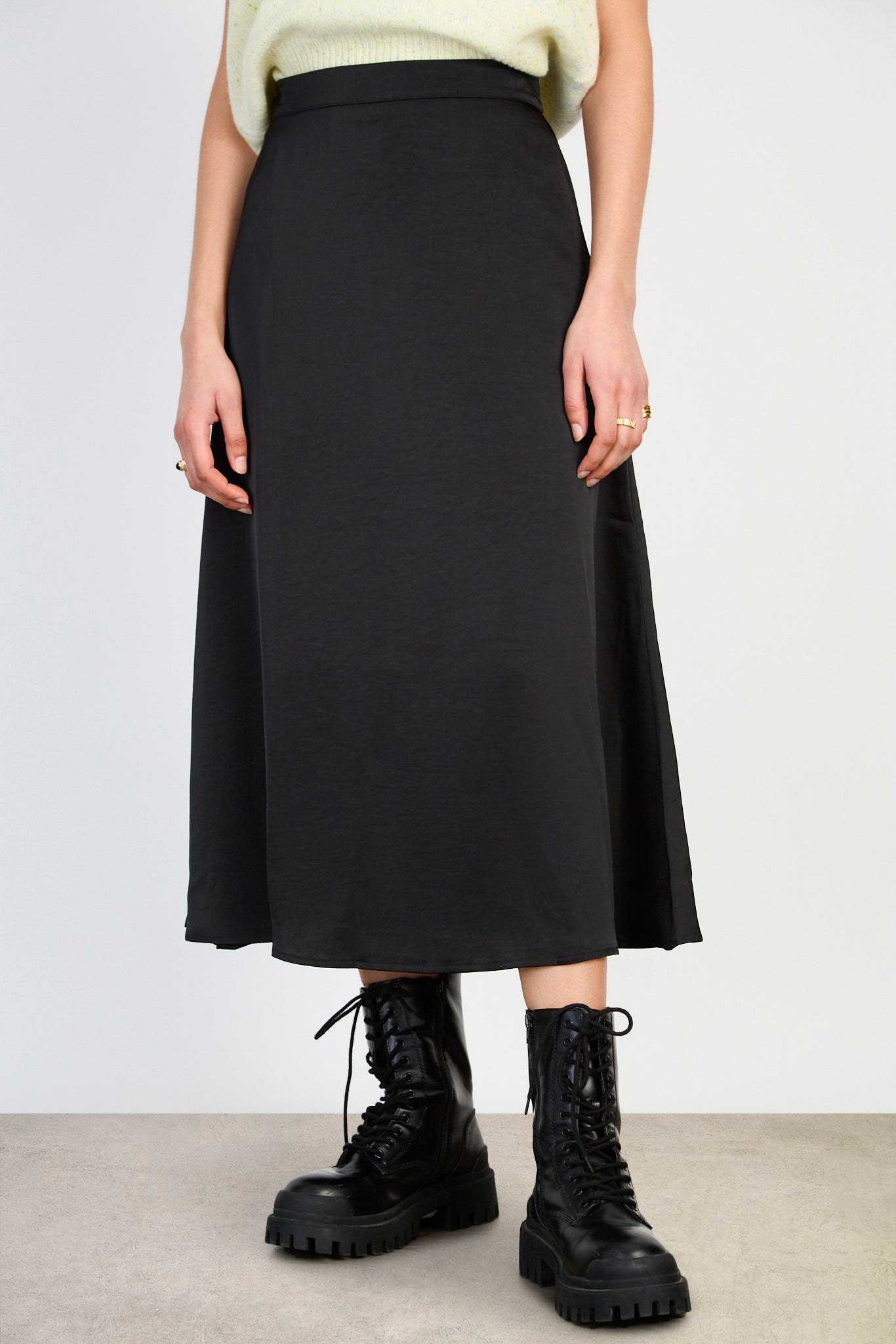 Black silky pencil skirt_1