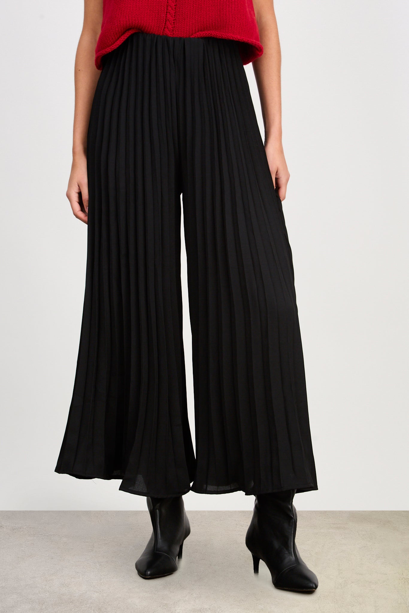 Black silky pleated smooth waist trousers_1