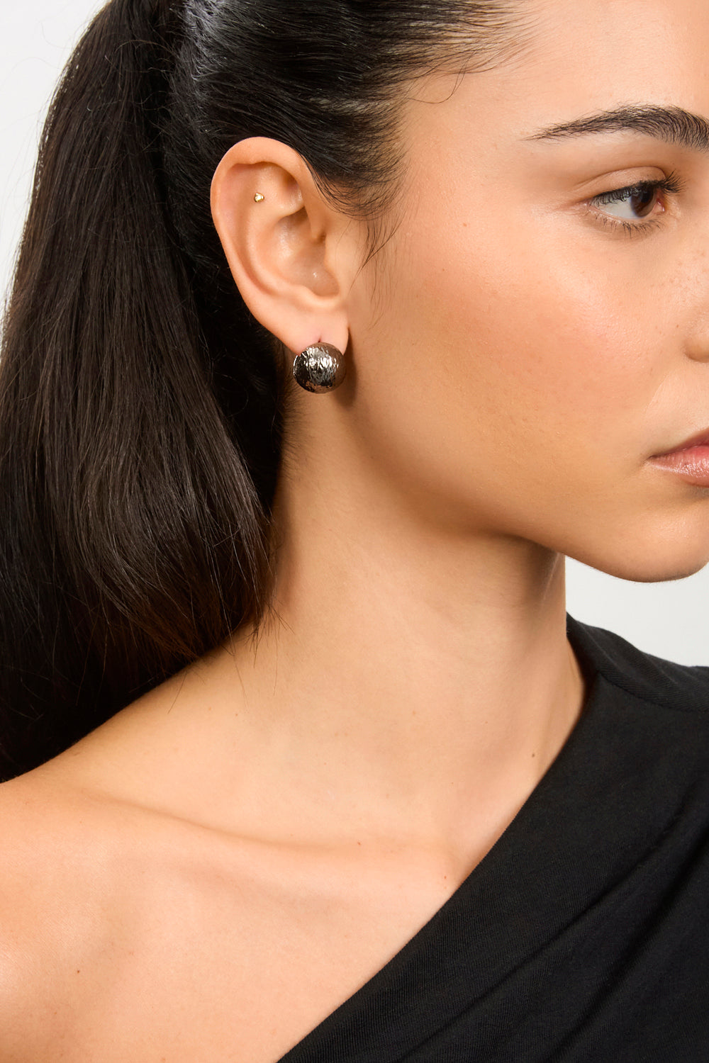 Black silver ball stud earrings_2