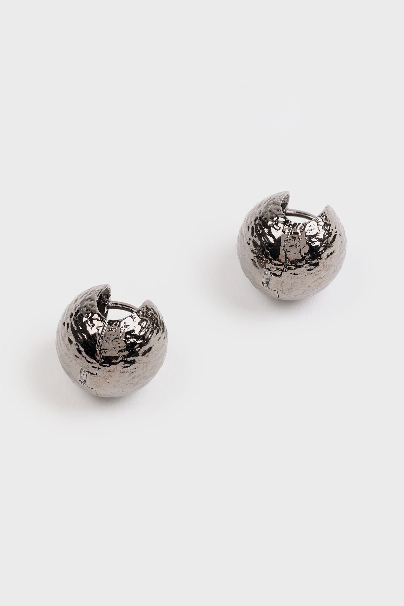 Black silver ball stud earrings_3