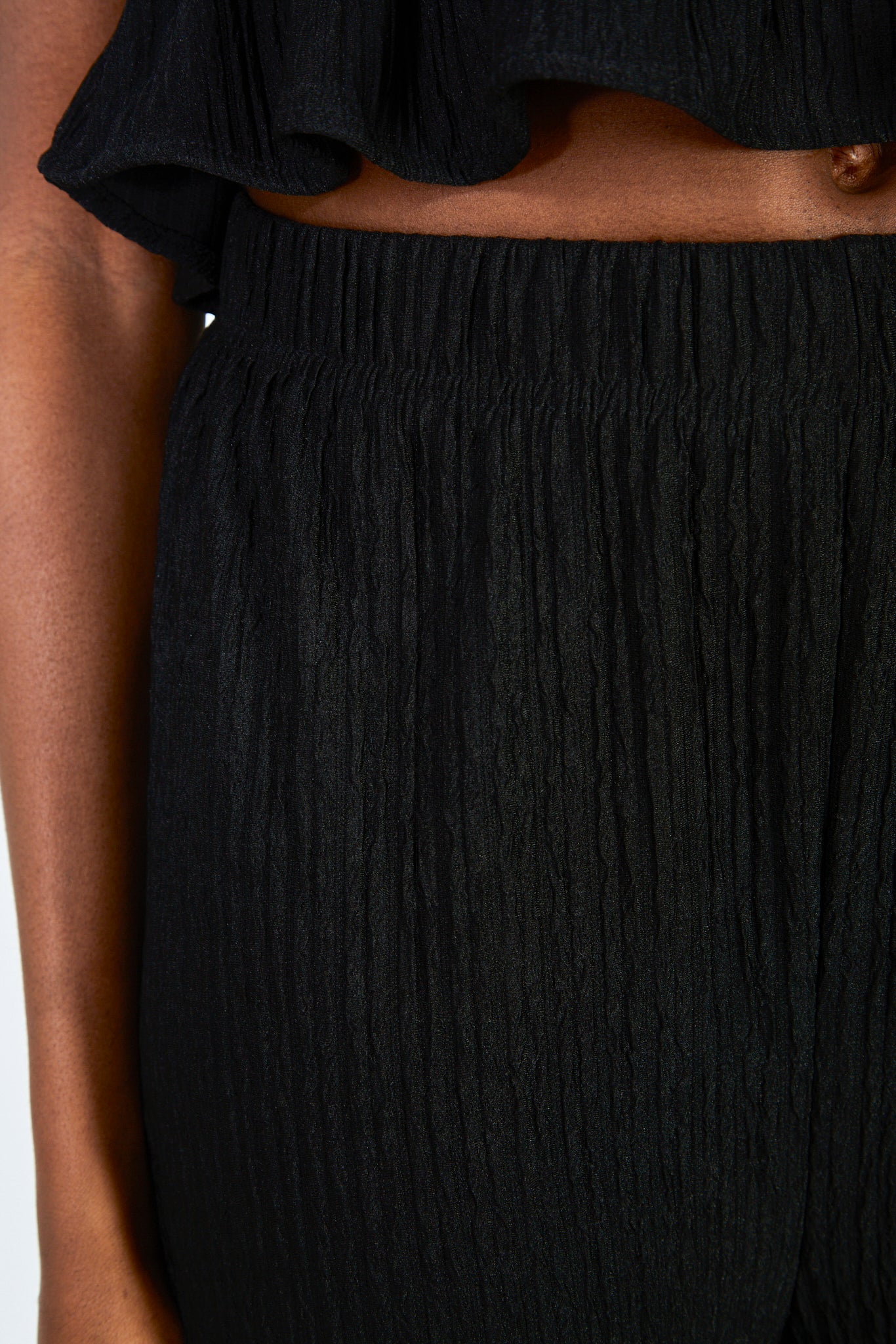 Black textured crinkle trousers_3