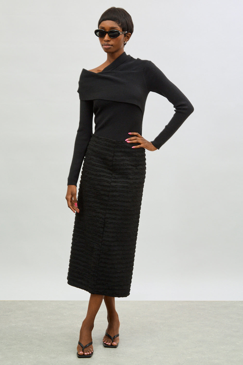 Black textured horizontal ruffle skirt_4