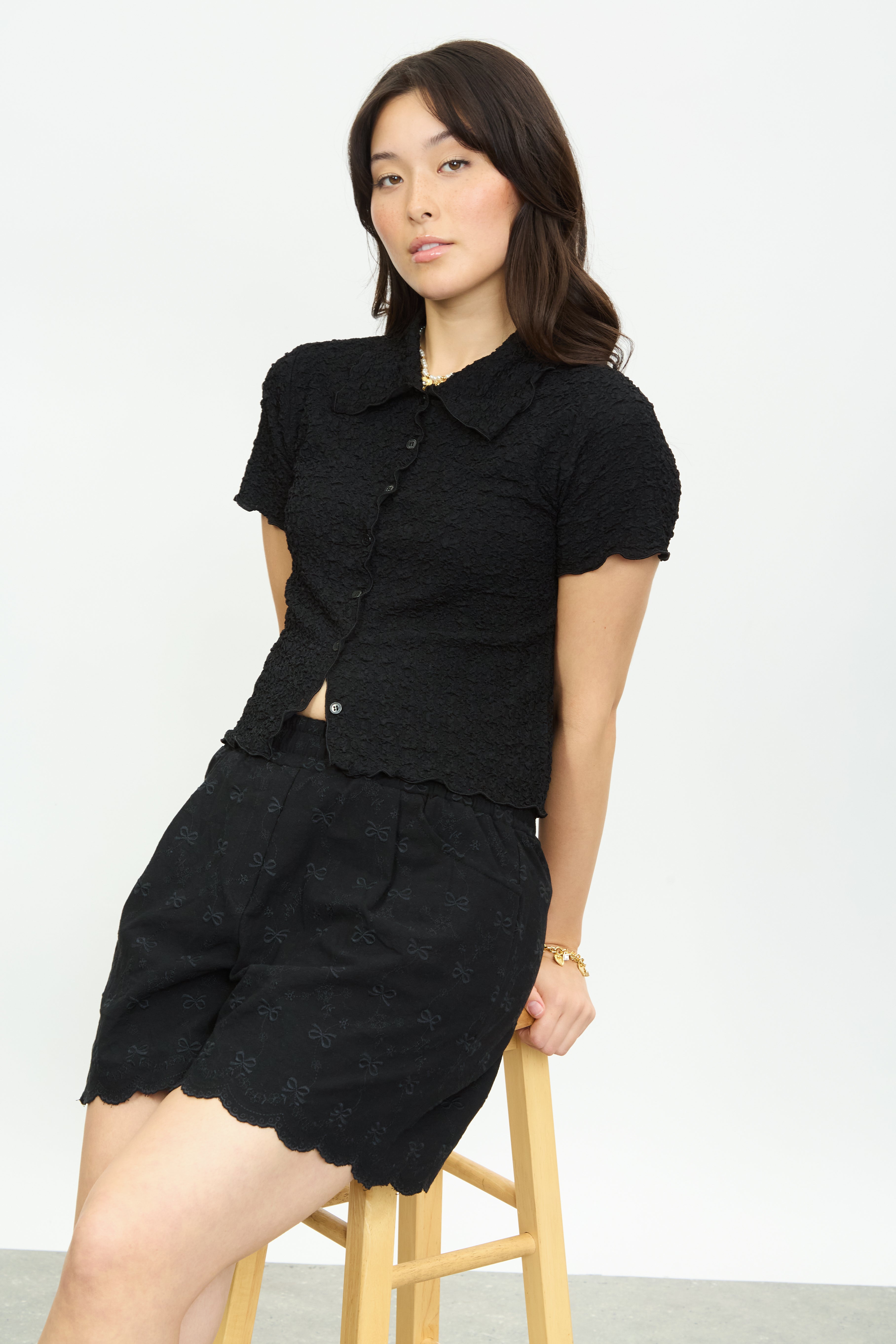 Black textured lettuce trim short sleeve shirt_5