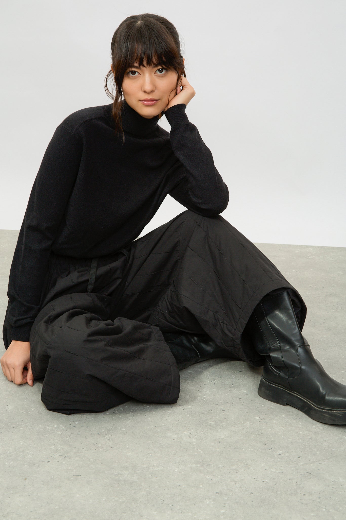 Black thick quilted drawstring waist trousers_5