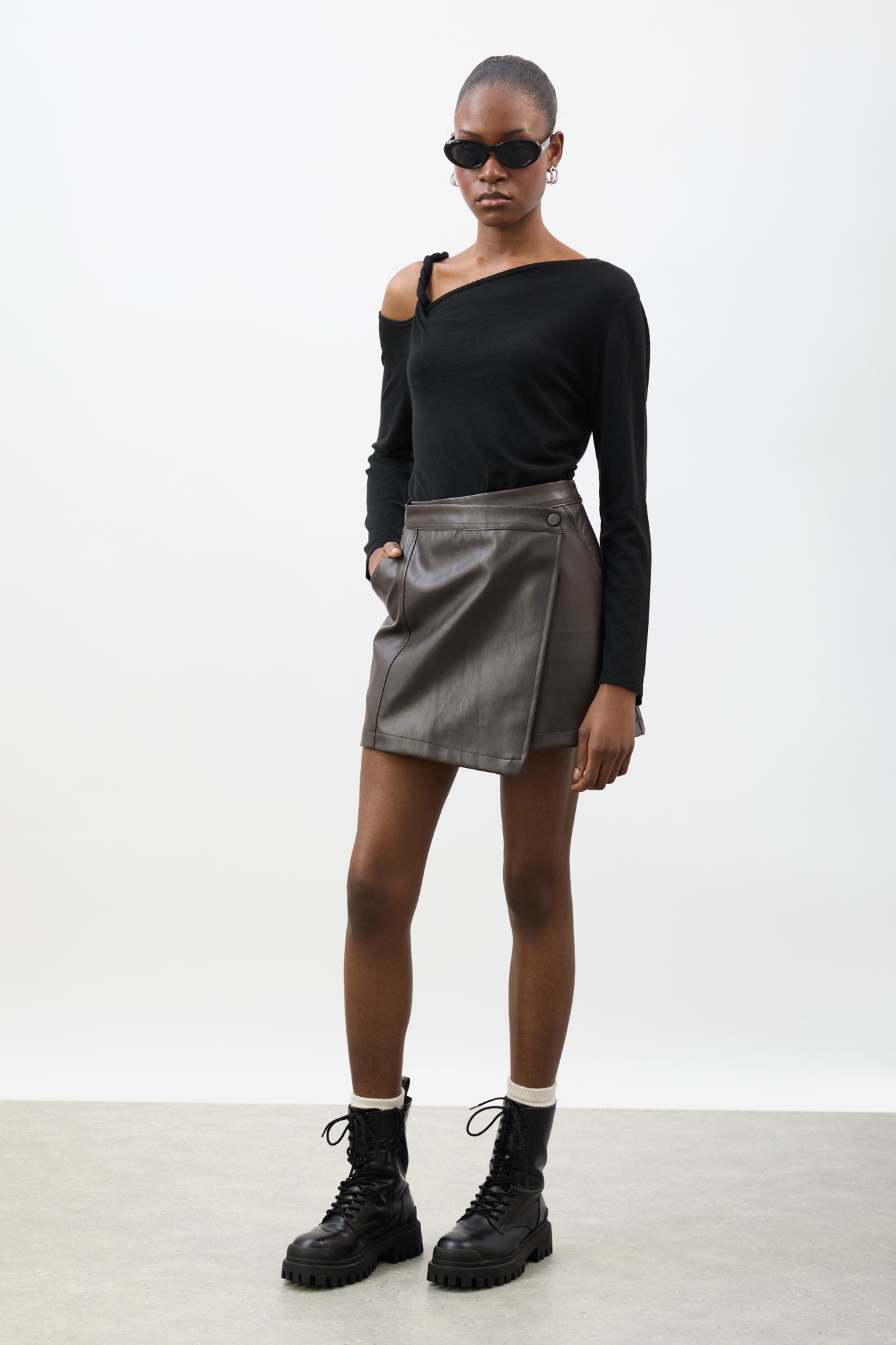 Black twist shoulder wool blend knit top_5