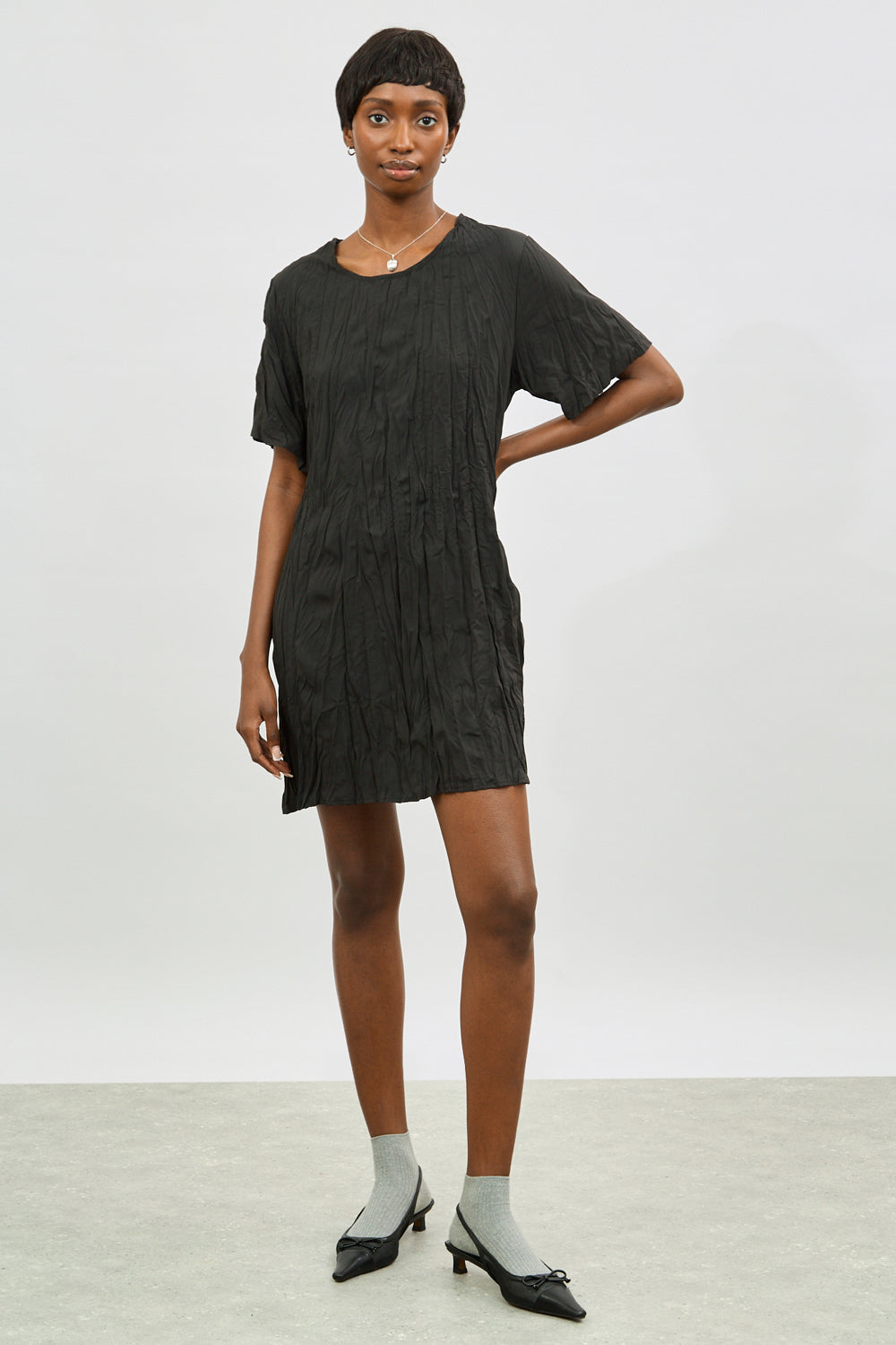 Black wrinkled simple short sleeved dress_1