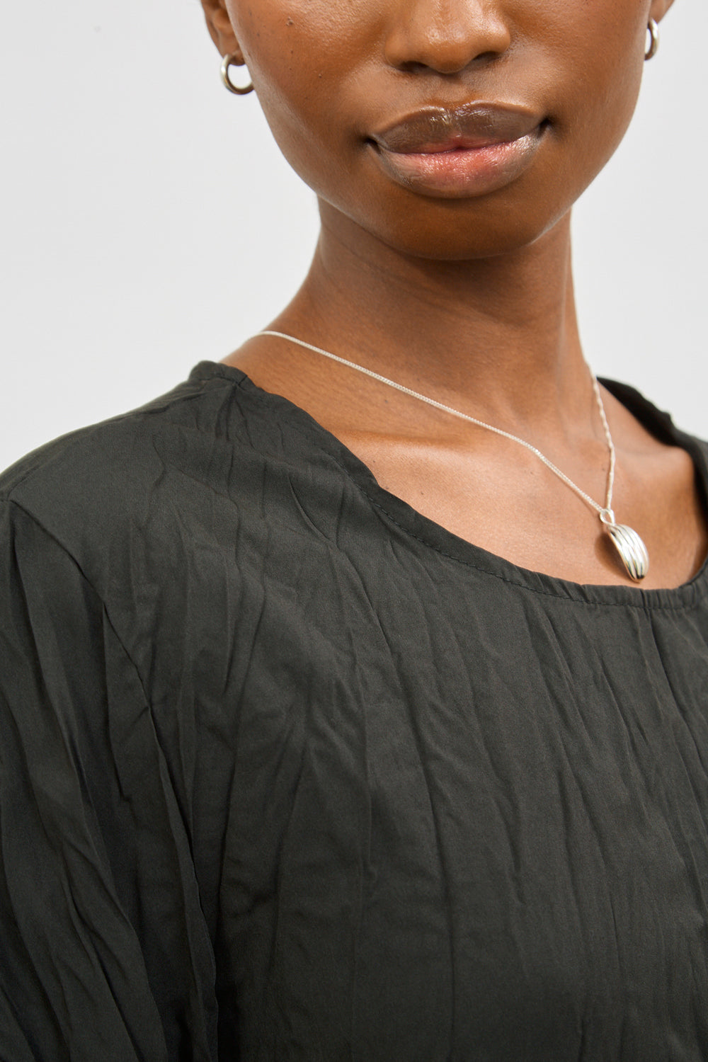 Black wrinkled simple short sleeved dress_4