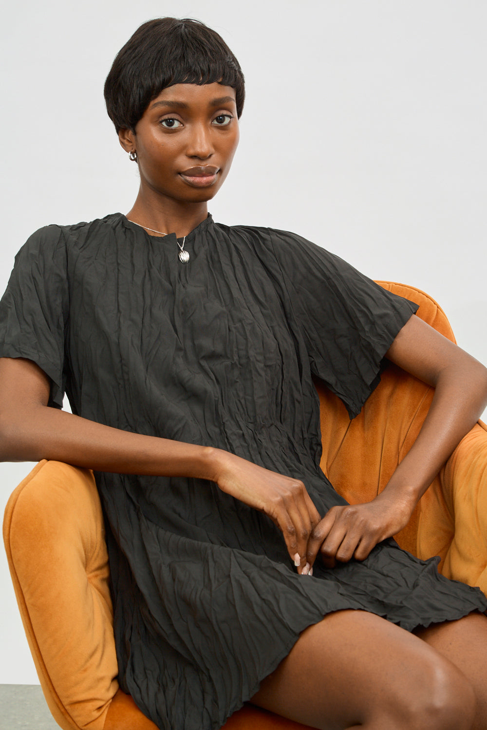 Black wrinkled simple short sleeved dress_5