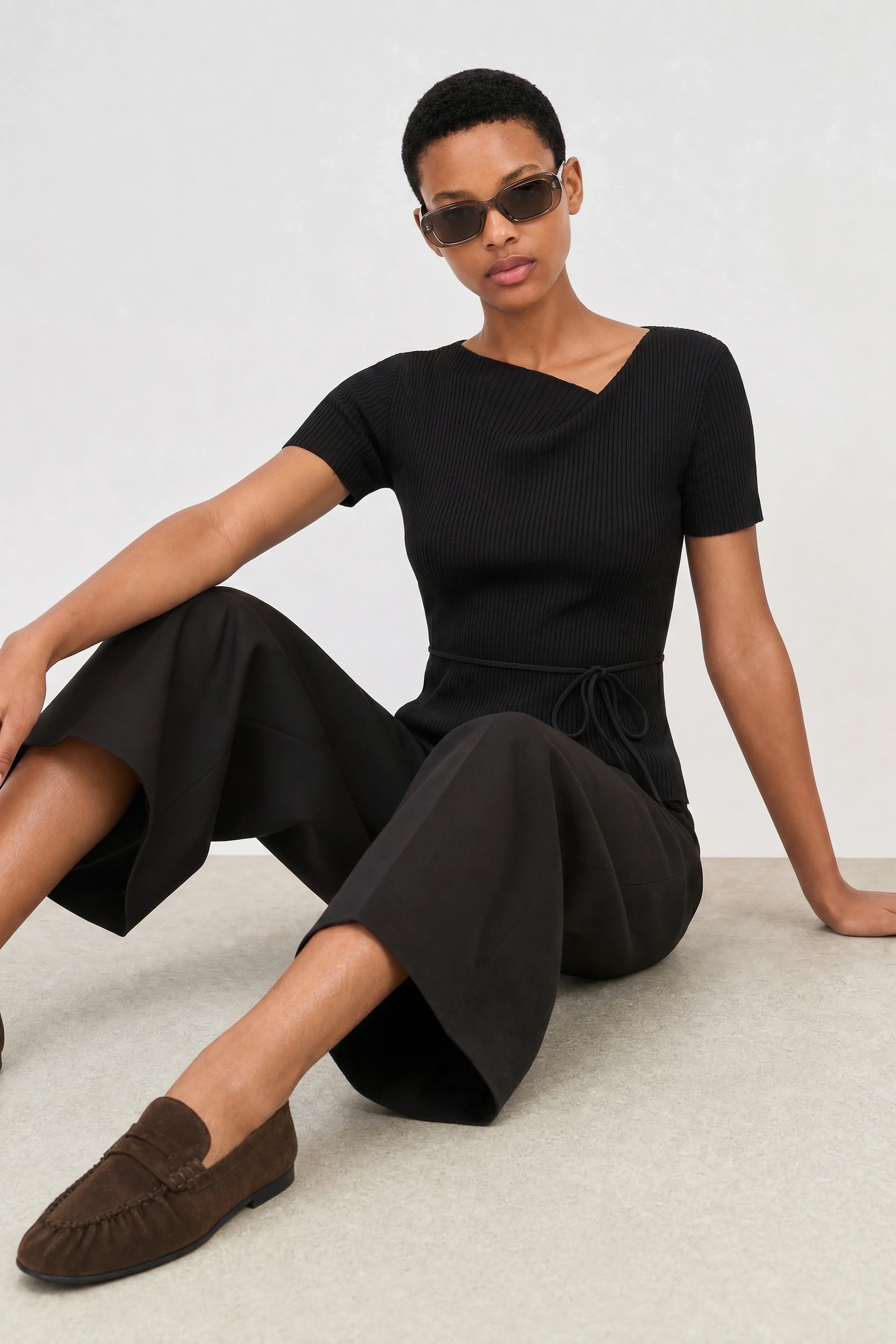 Black ribbed asymmetric neckline knit tee_5