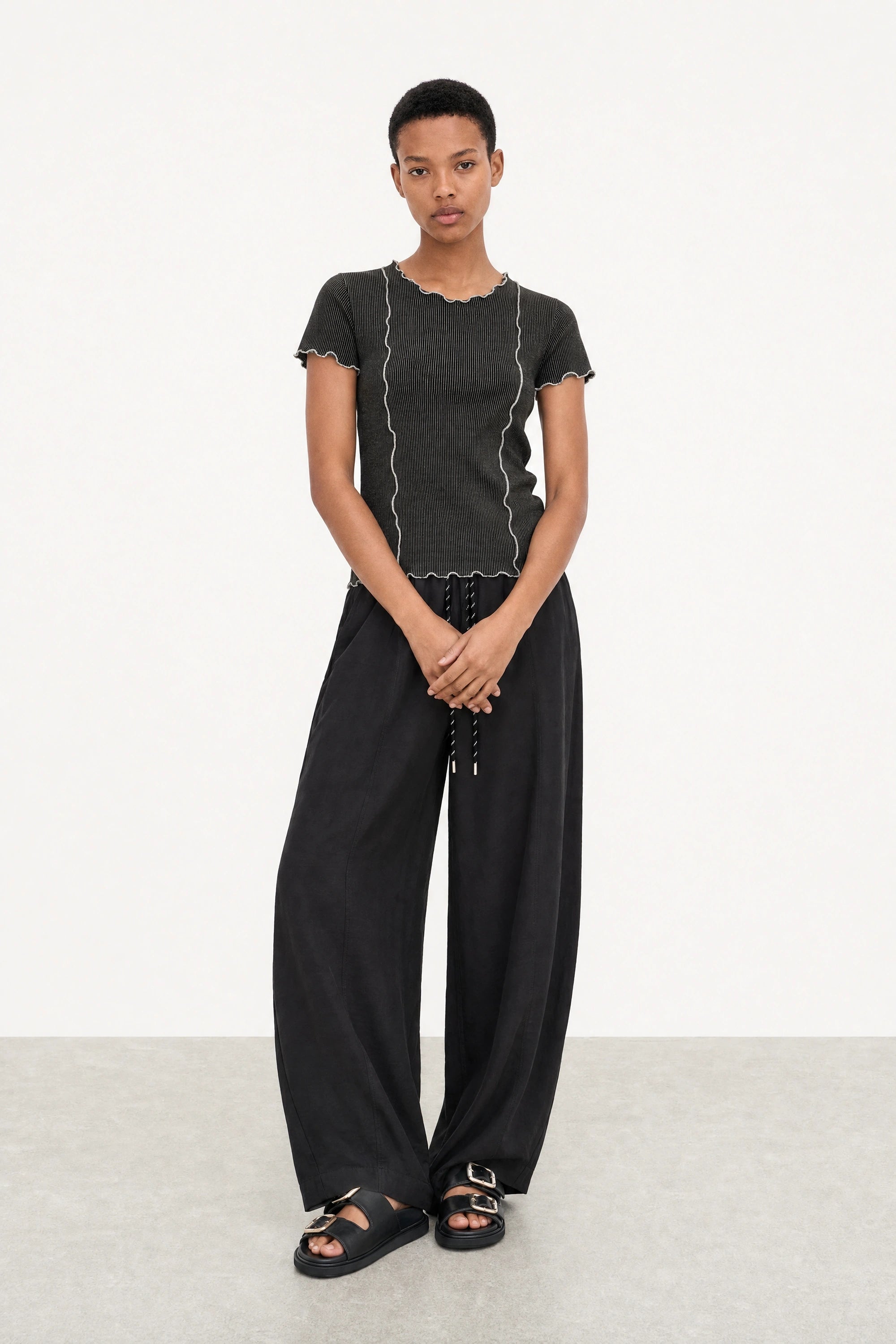 Black ribbed contrast trim double line tee_4
