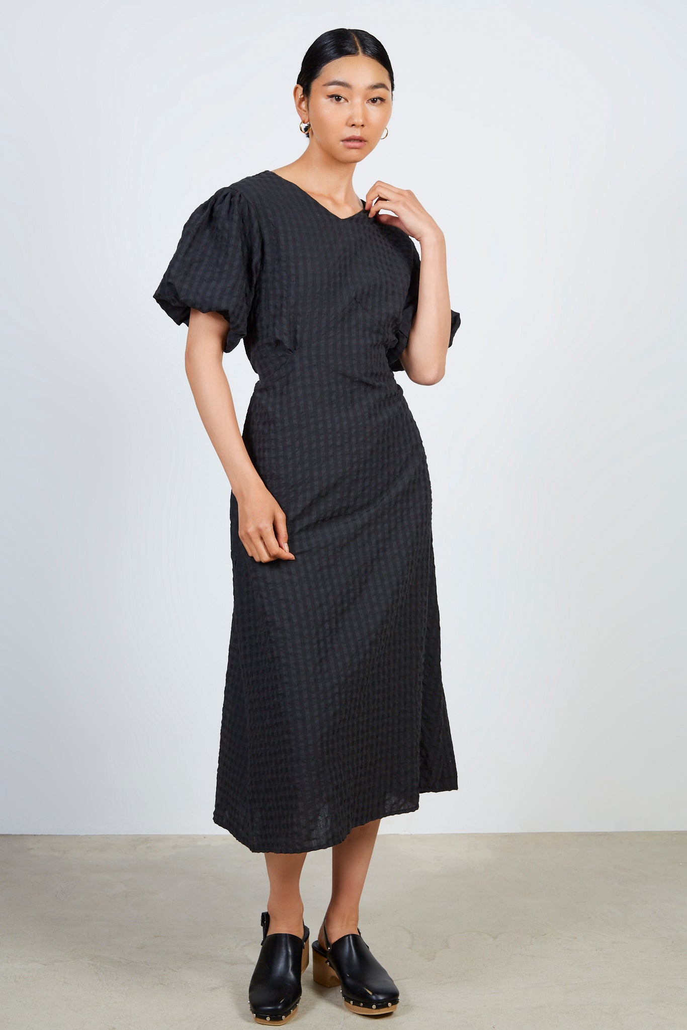 Black and grey gingham puff sleeve dress_1