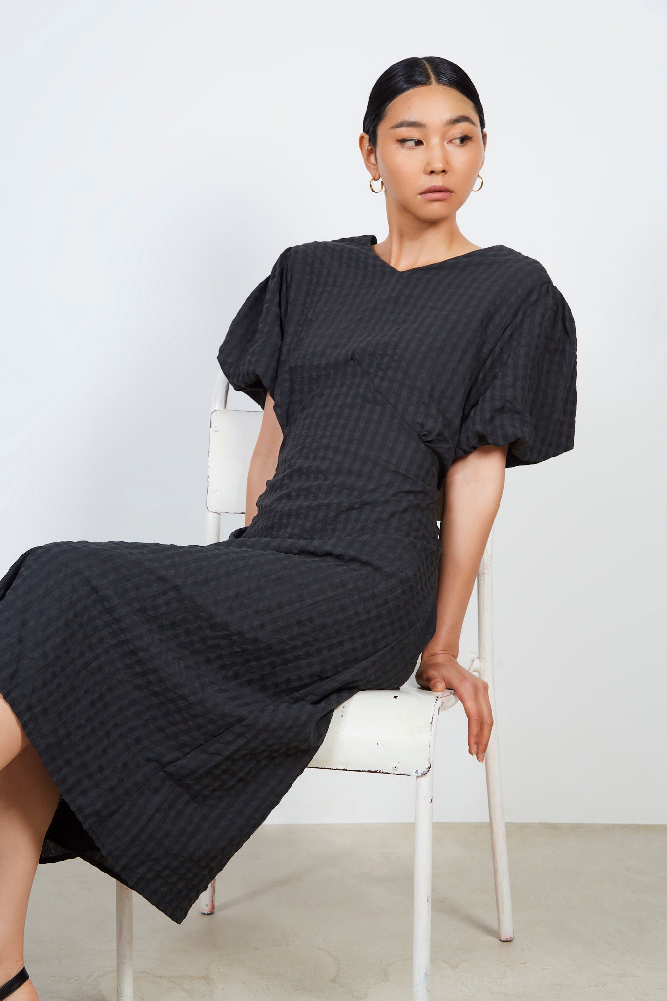 Black and grey gingham puff sleeve dress_5