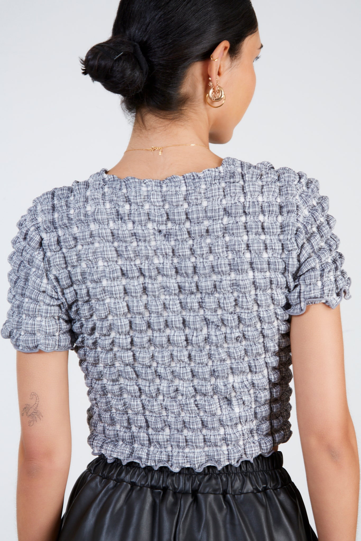 Black and white textured puff tee_2