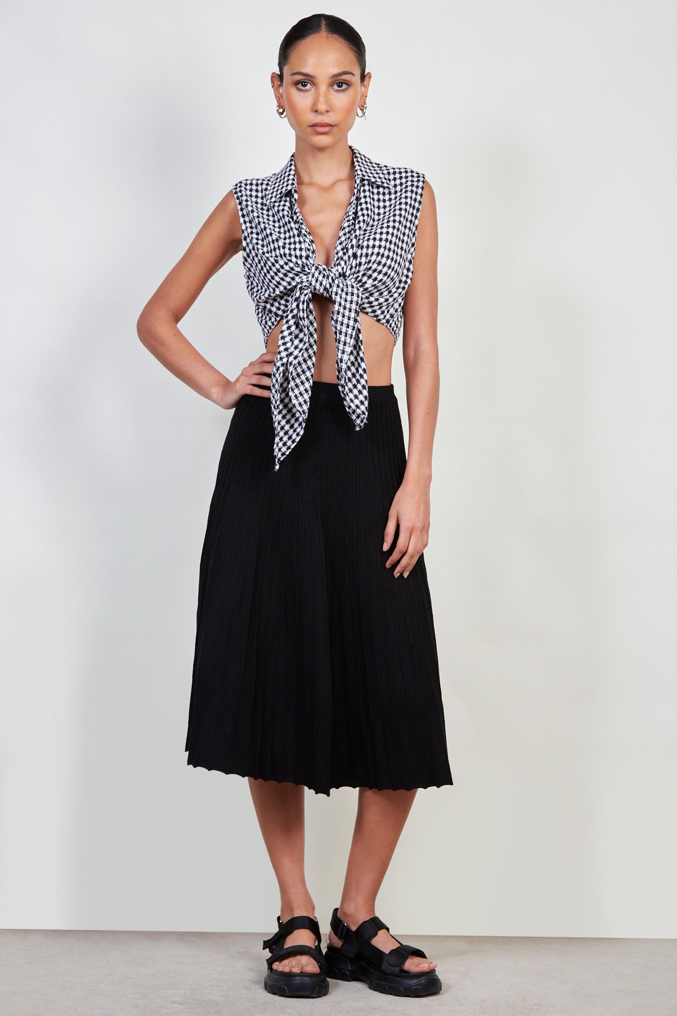 Black and white tie front shirt_5