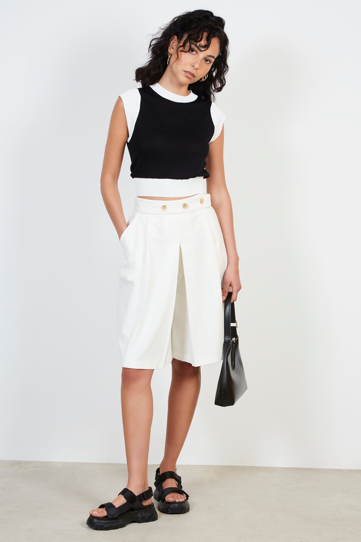 Black and white trim knit vest_4