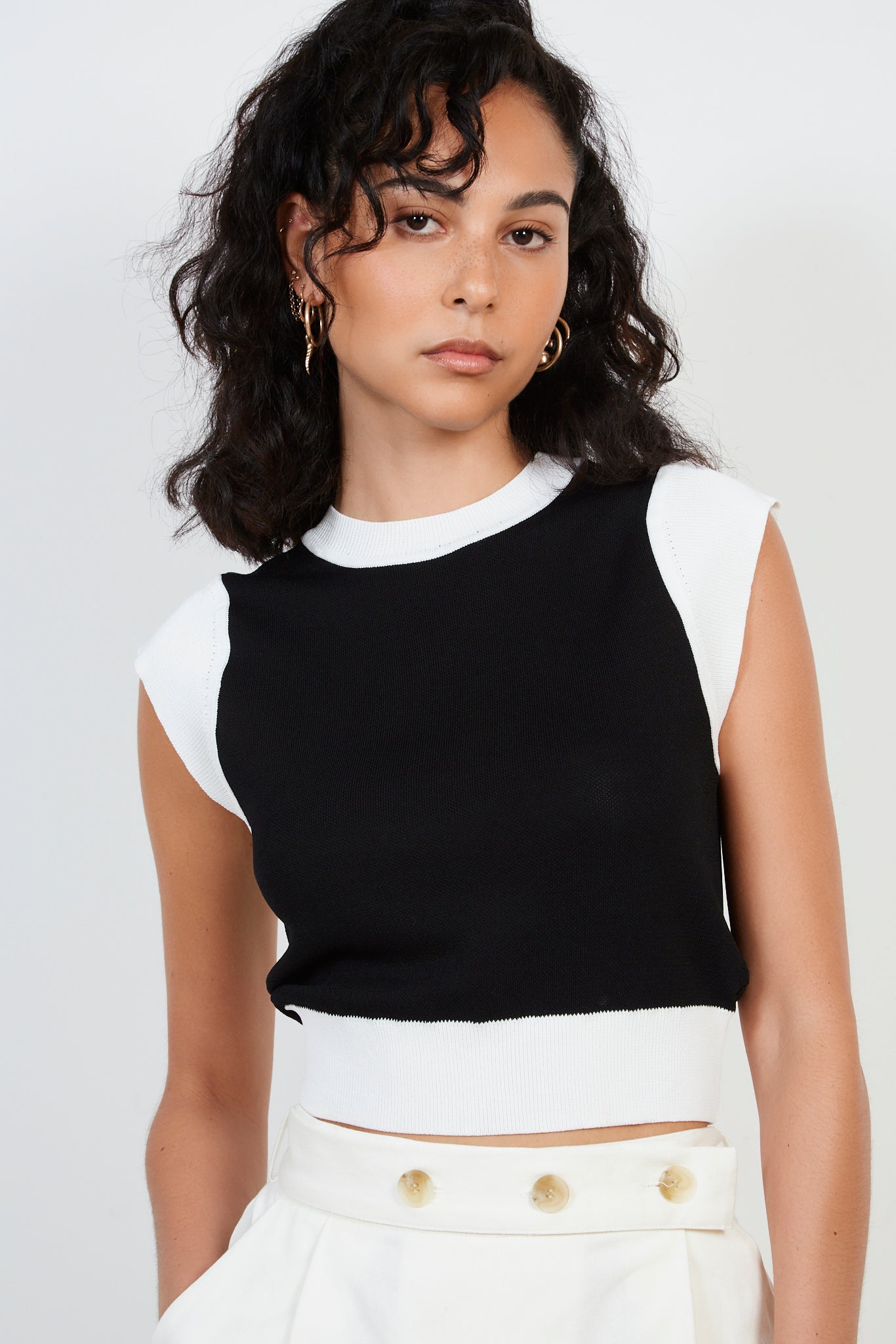 Black and white trim knit vest_2