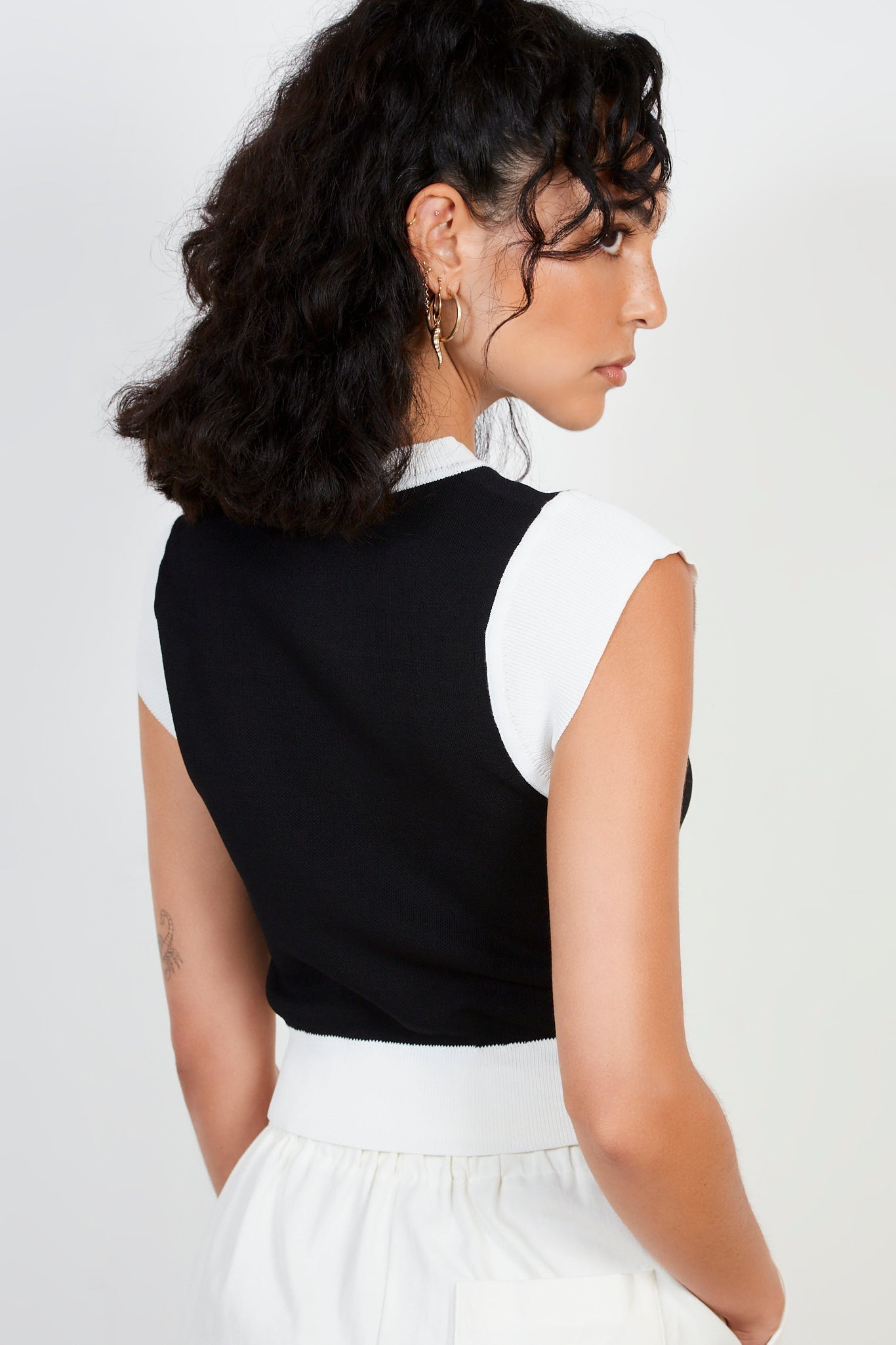 Black and white trim knit vest_3