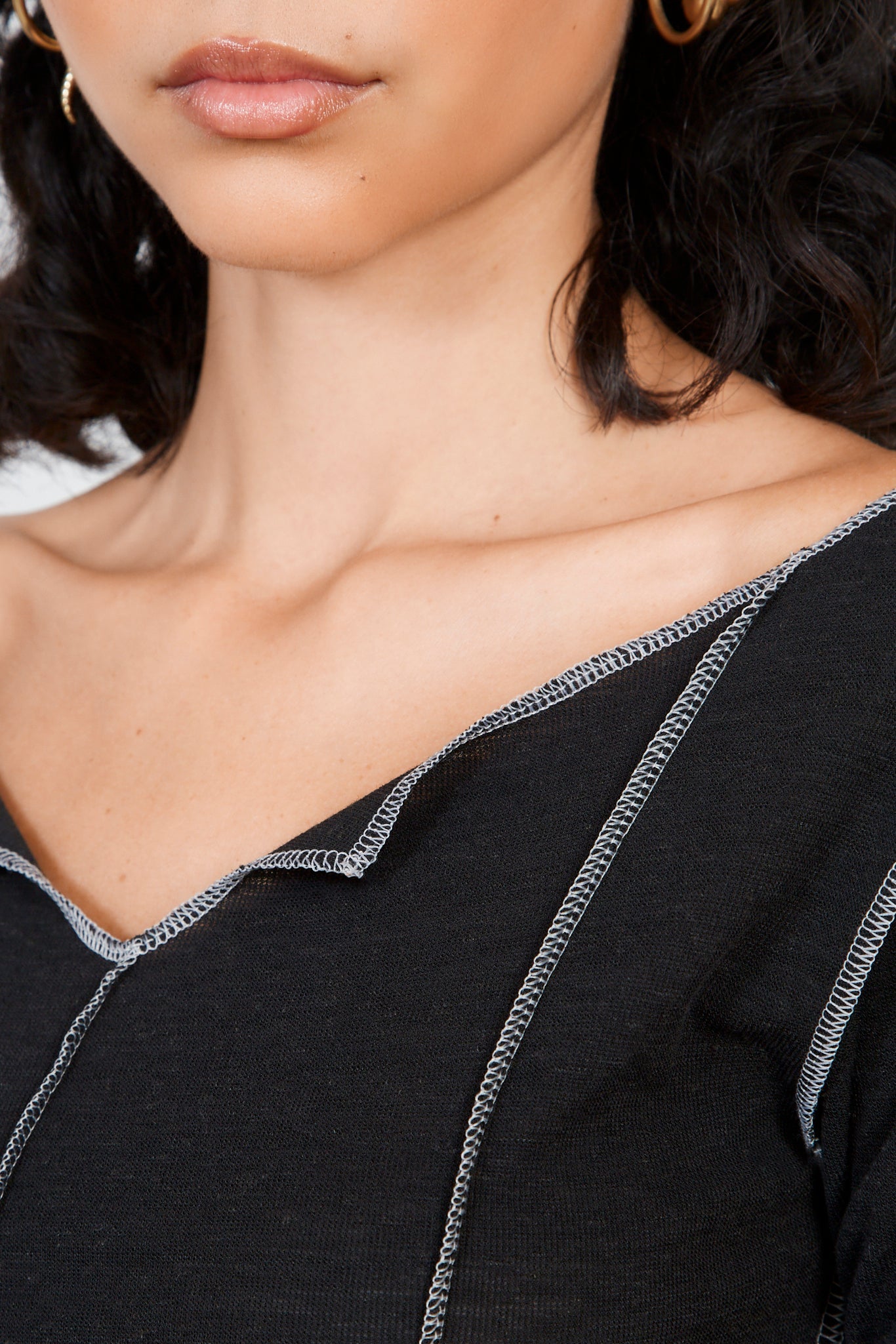 Black and white vertical trim short sleeved top_4
