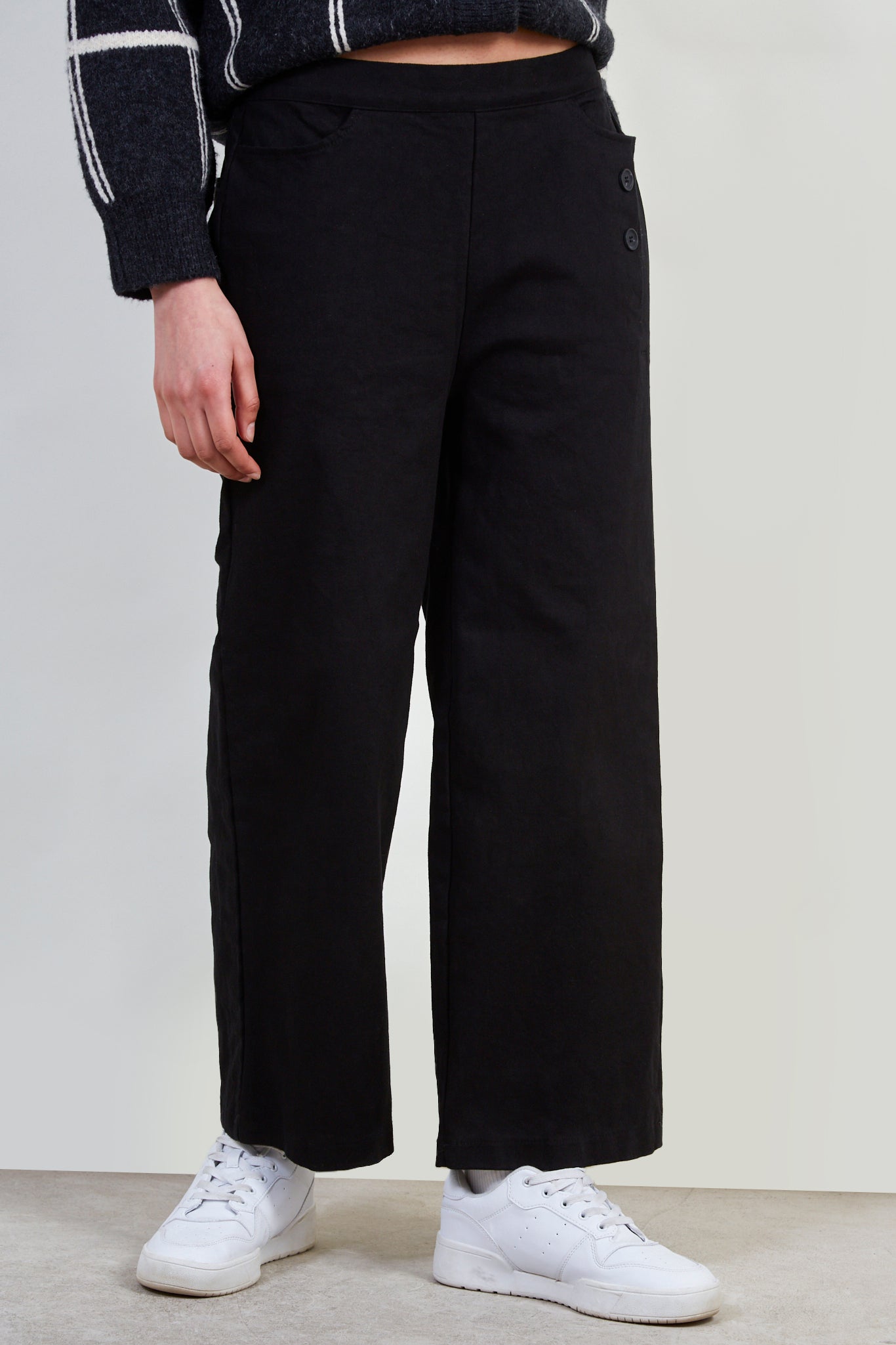 Black button detail wide leg trousers_1