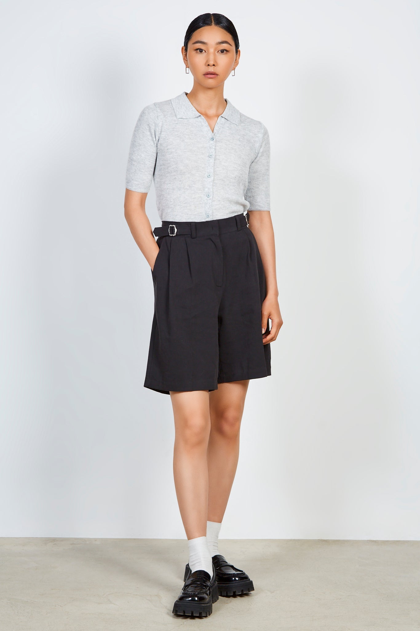Black cinch waist tailored shorts_3
