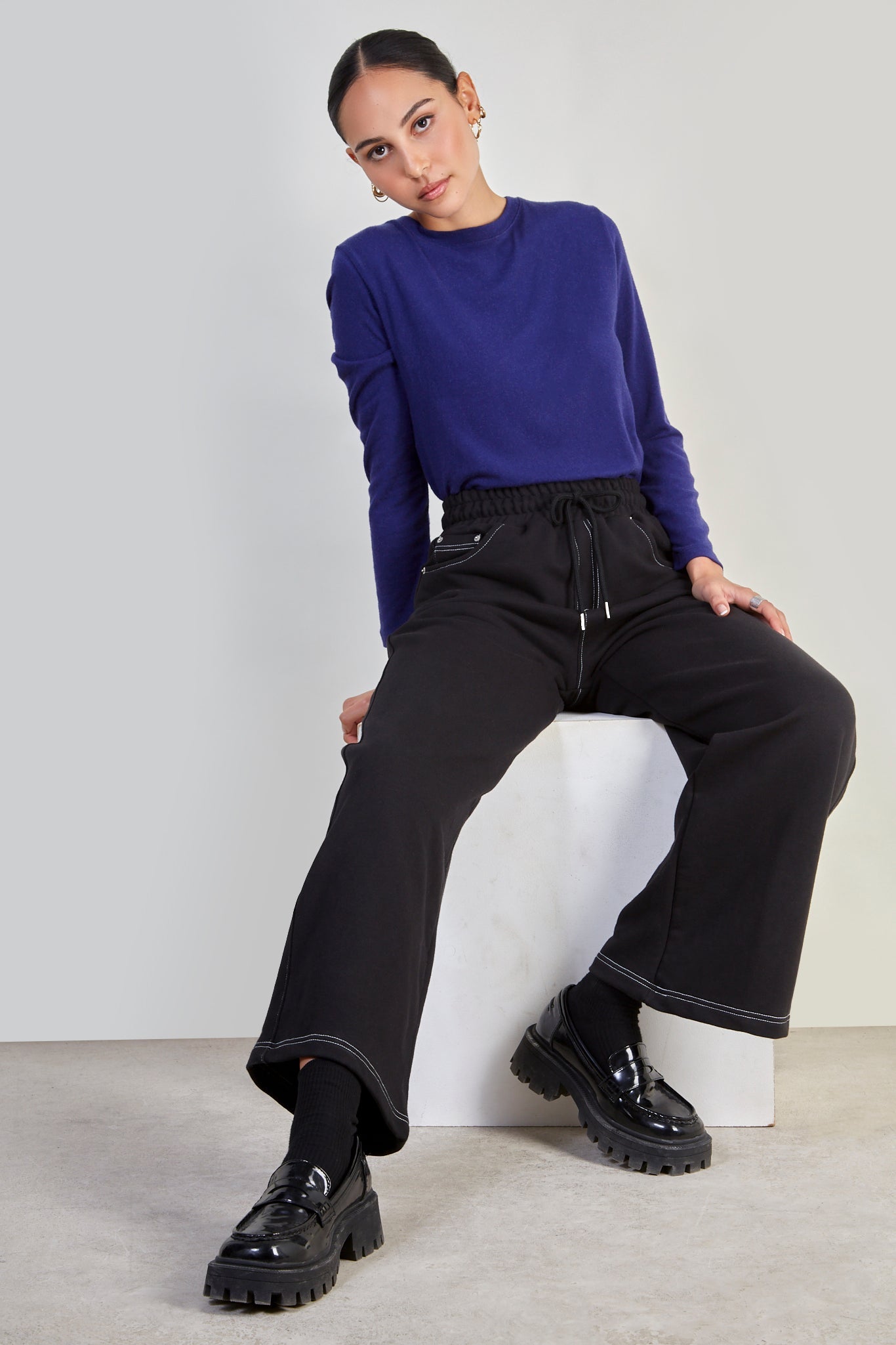Black contrast stitch wide leg sweat pants_5