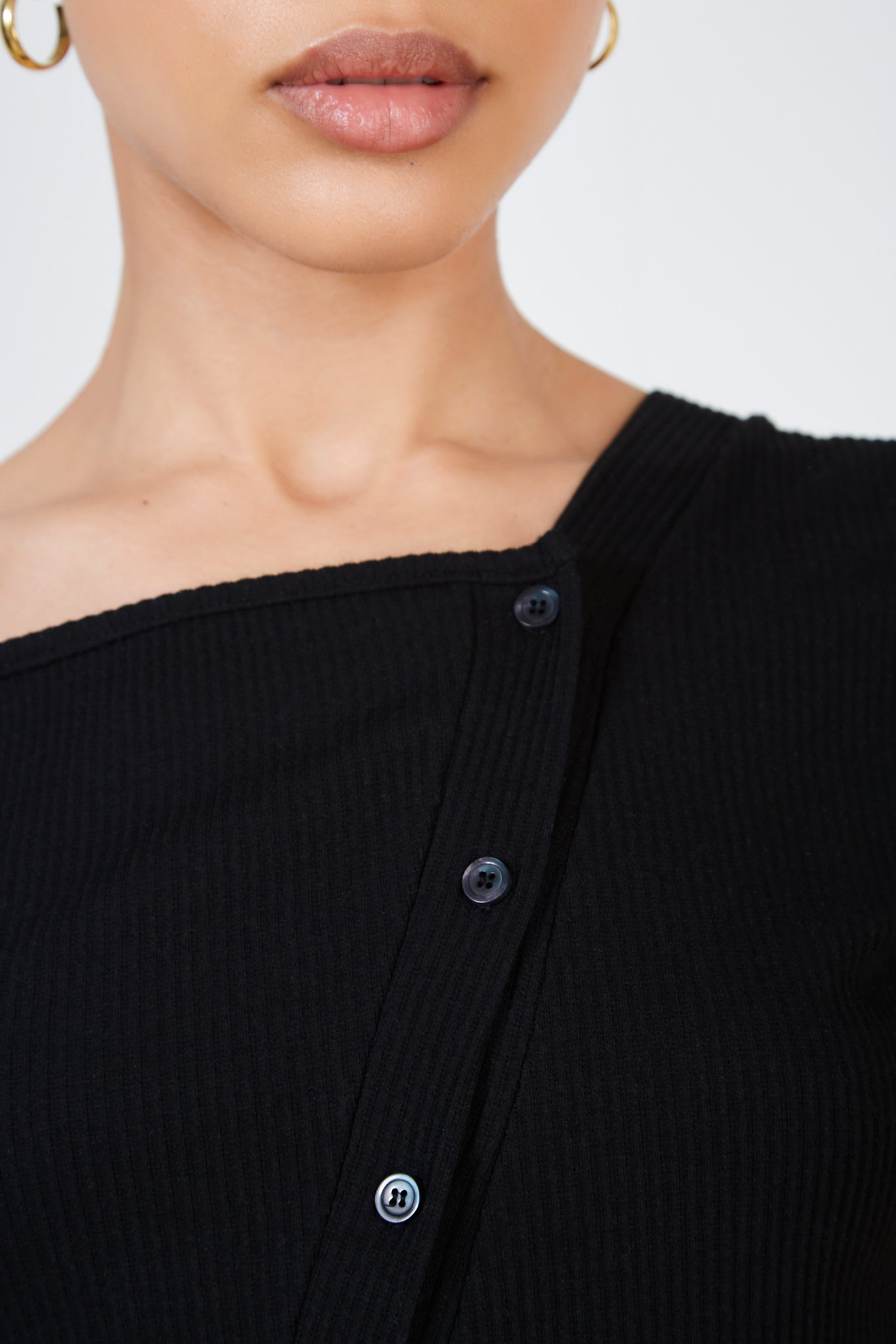 Black diagonal button tee_4