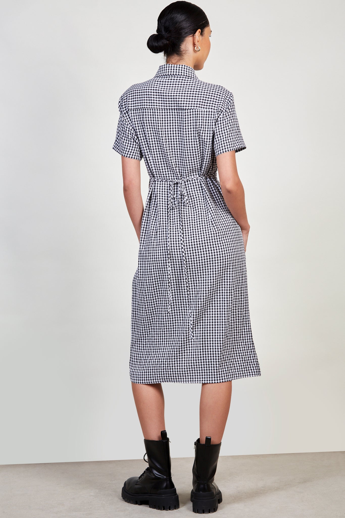 Black gingham short sleeved twist front dress_4