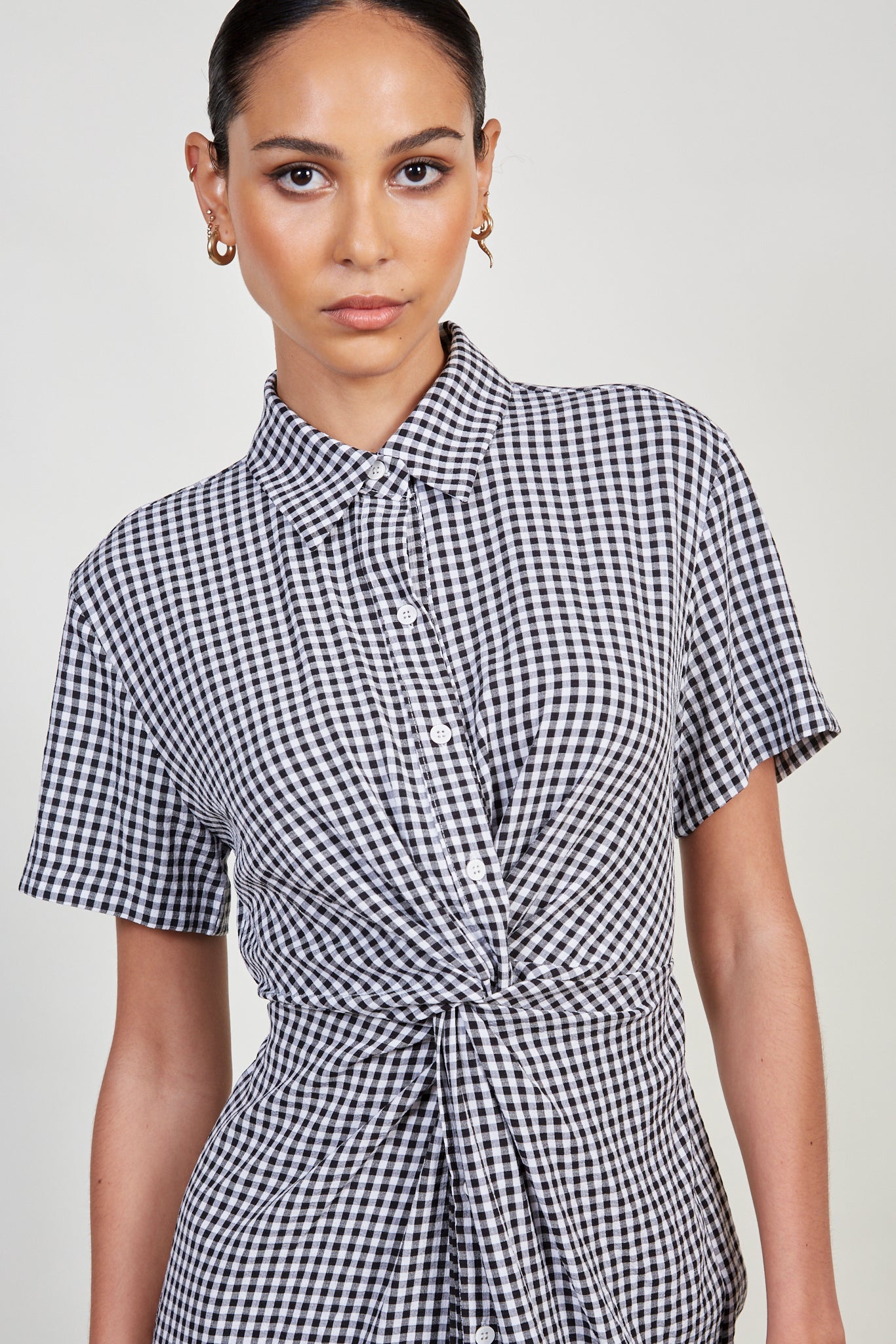 Black gingham short sleeved twist front dress_3