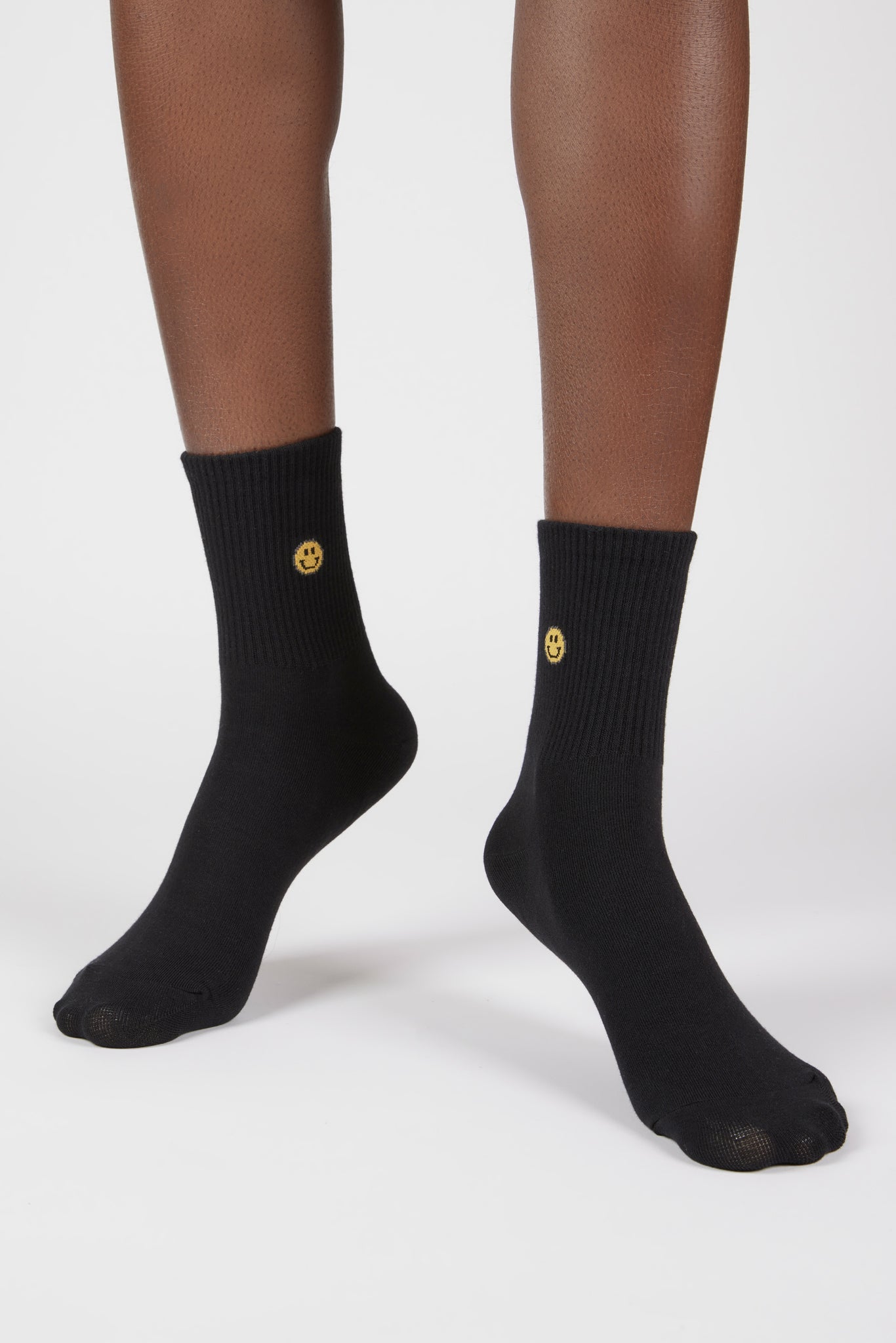 Black ribbed ankle smiley face socks_4