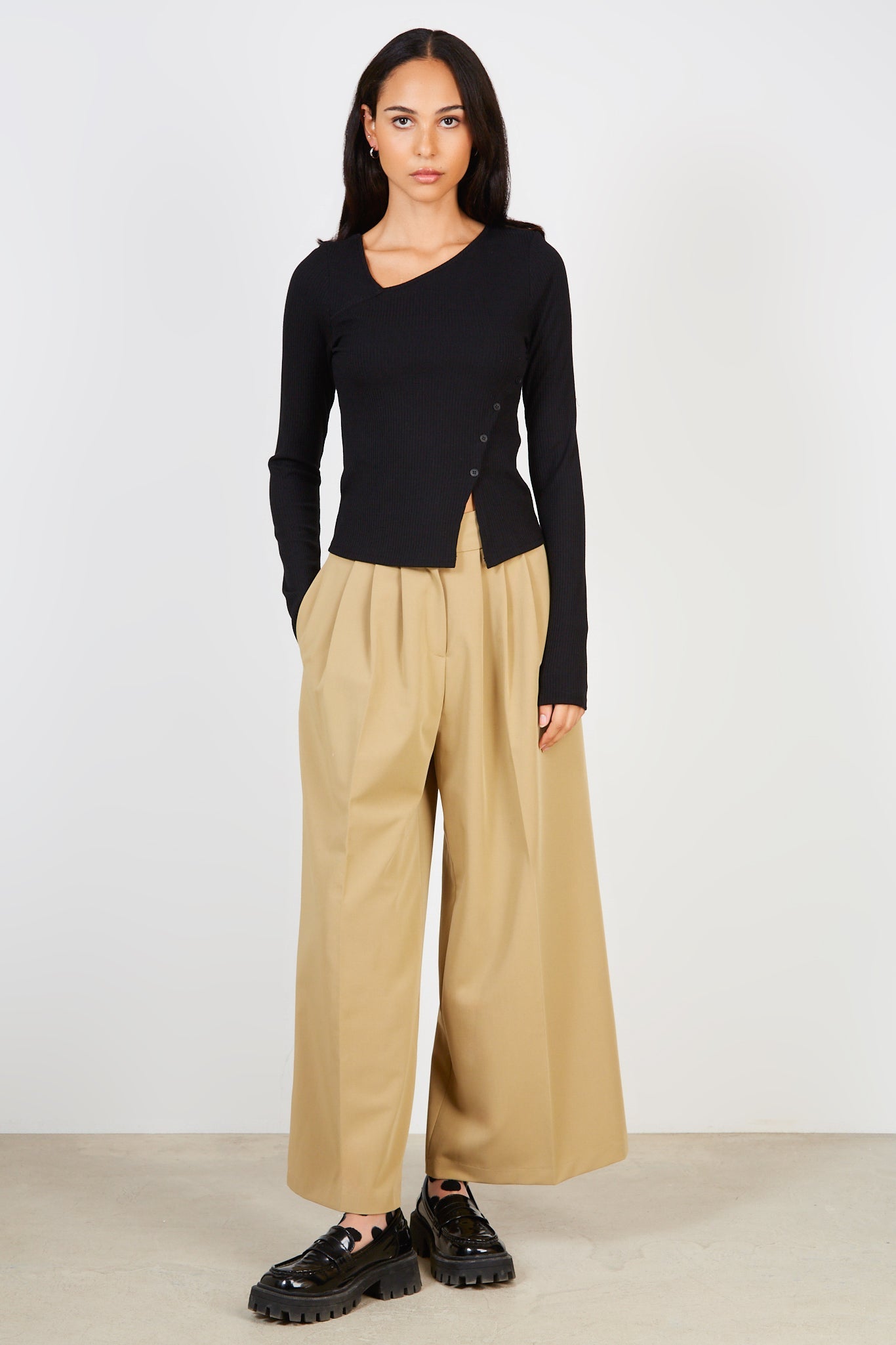 Black ribbed diagonal button long sleeved tee_5