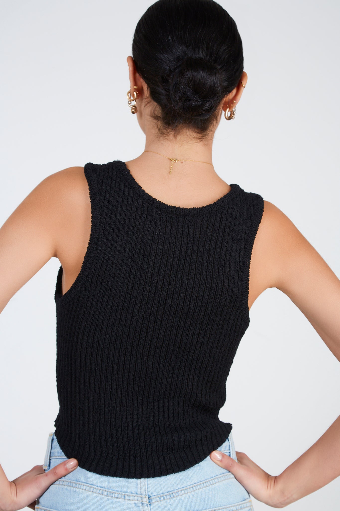 Black ribbed round neck tank_2