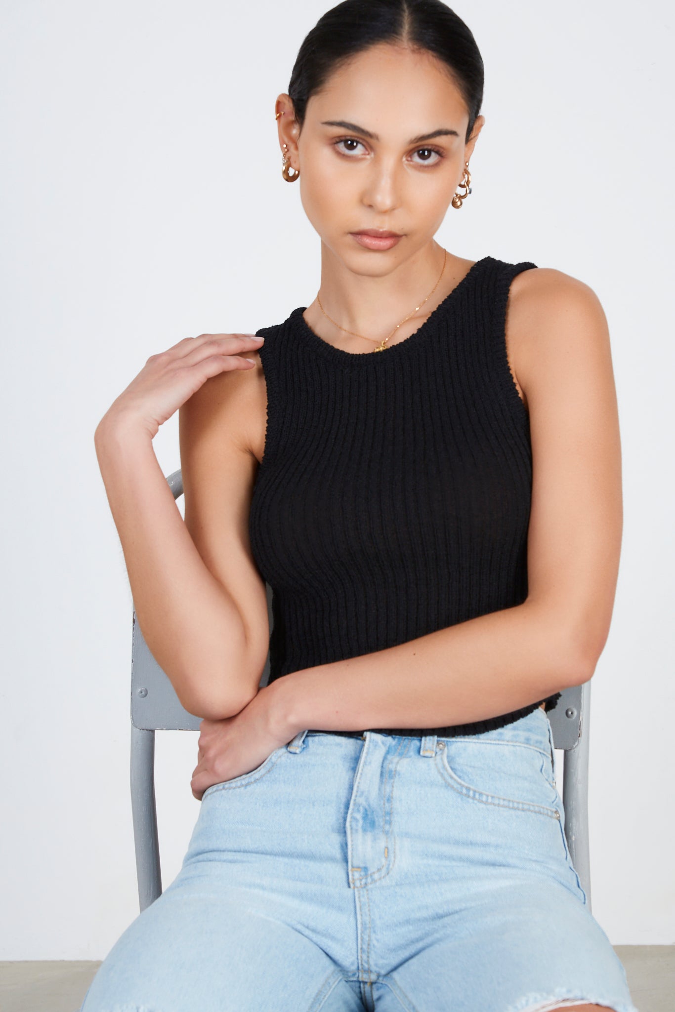 Black ribbed round neck tank_5
