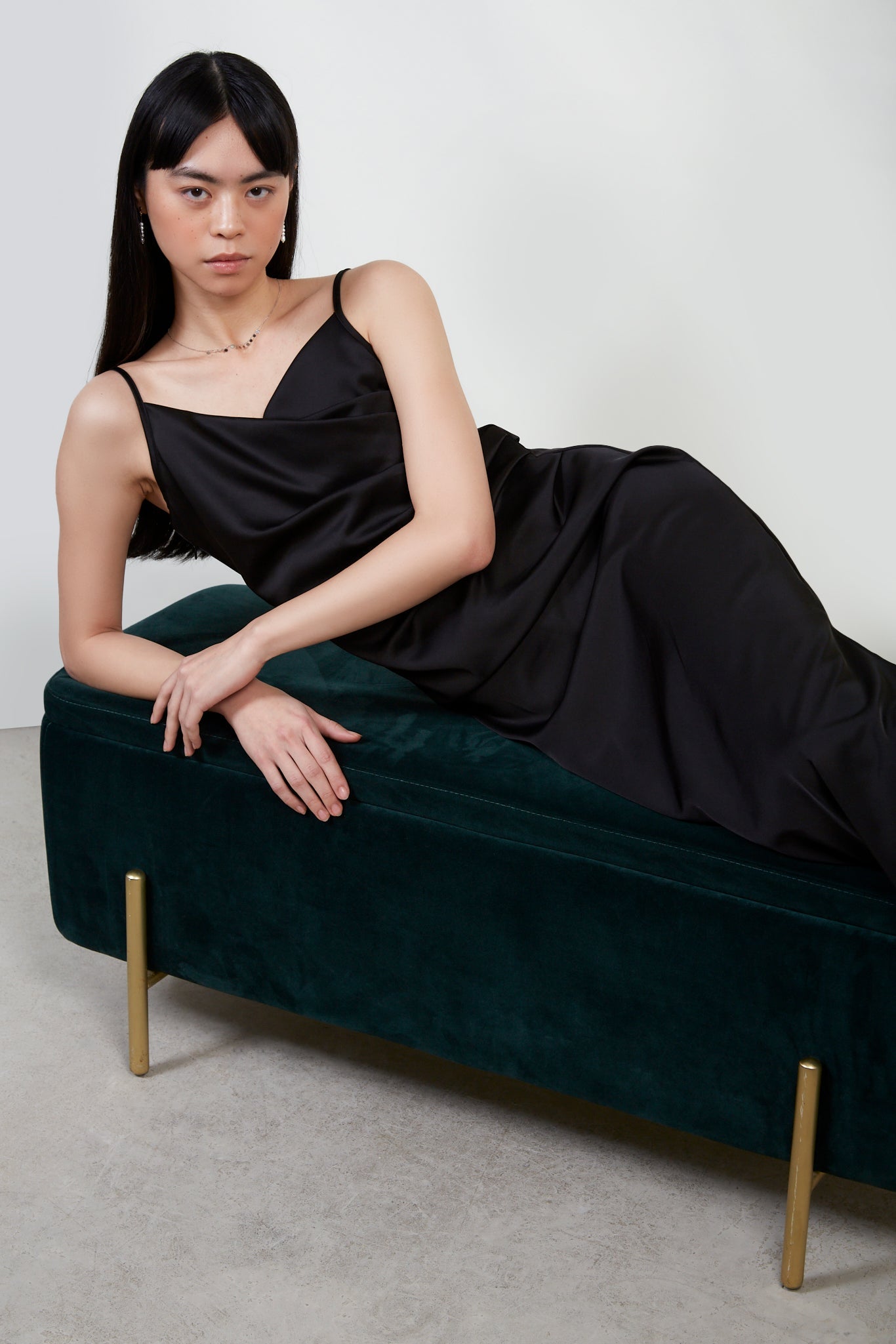 Black silky side gathered dress_6