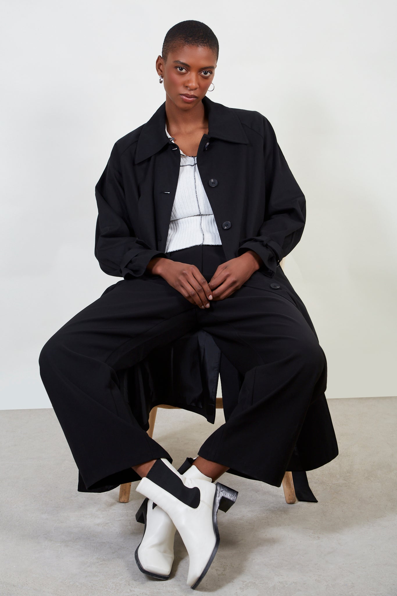 Black single breasted buckle detail trench coat_10