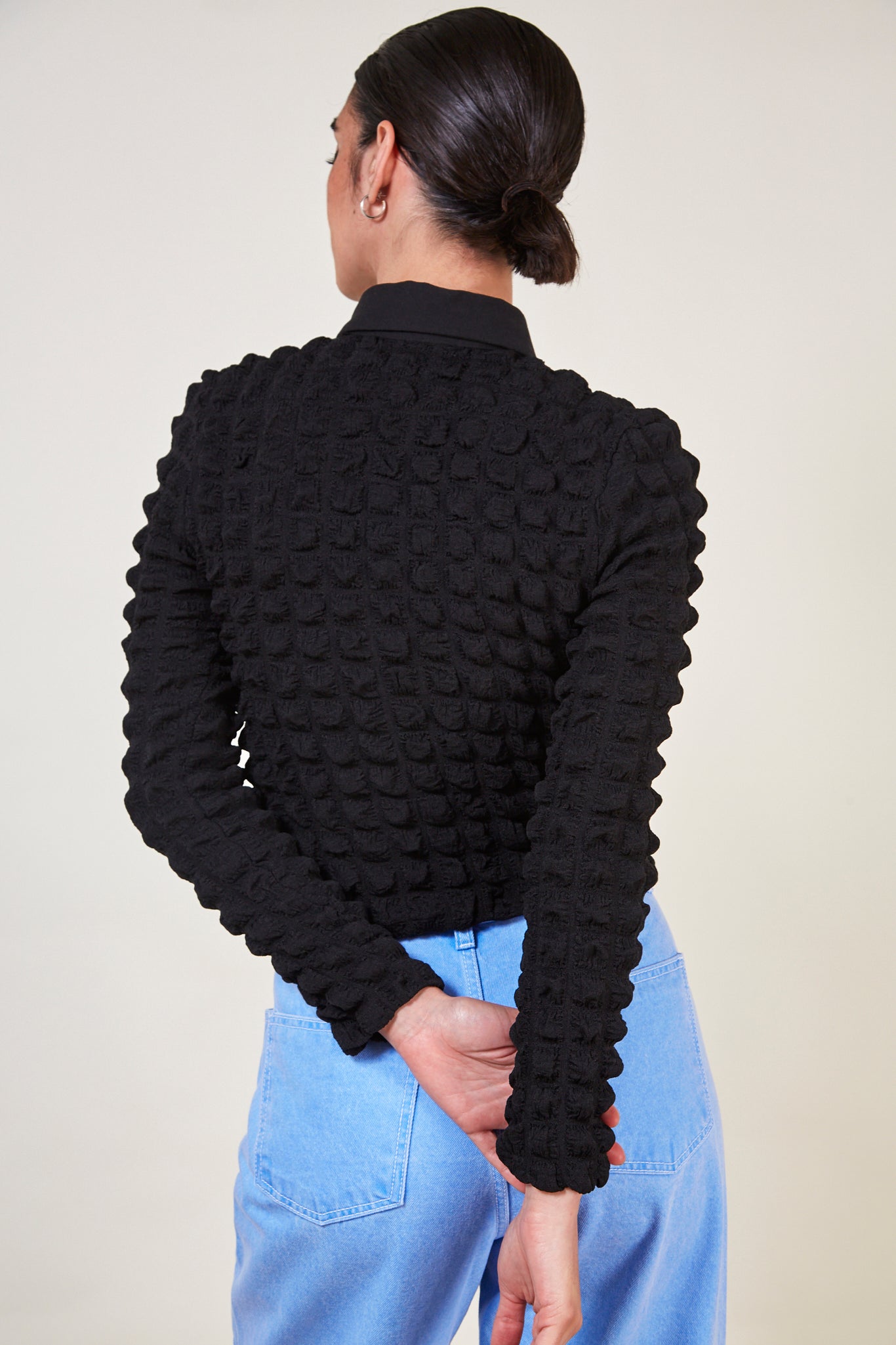 Black textured puff shirt_5