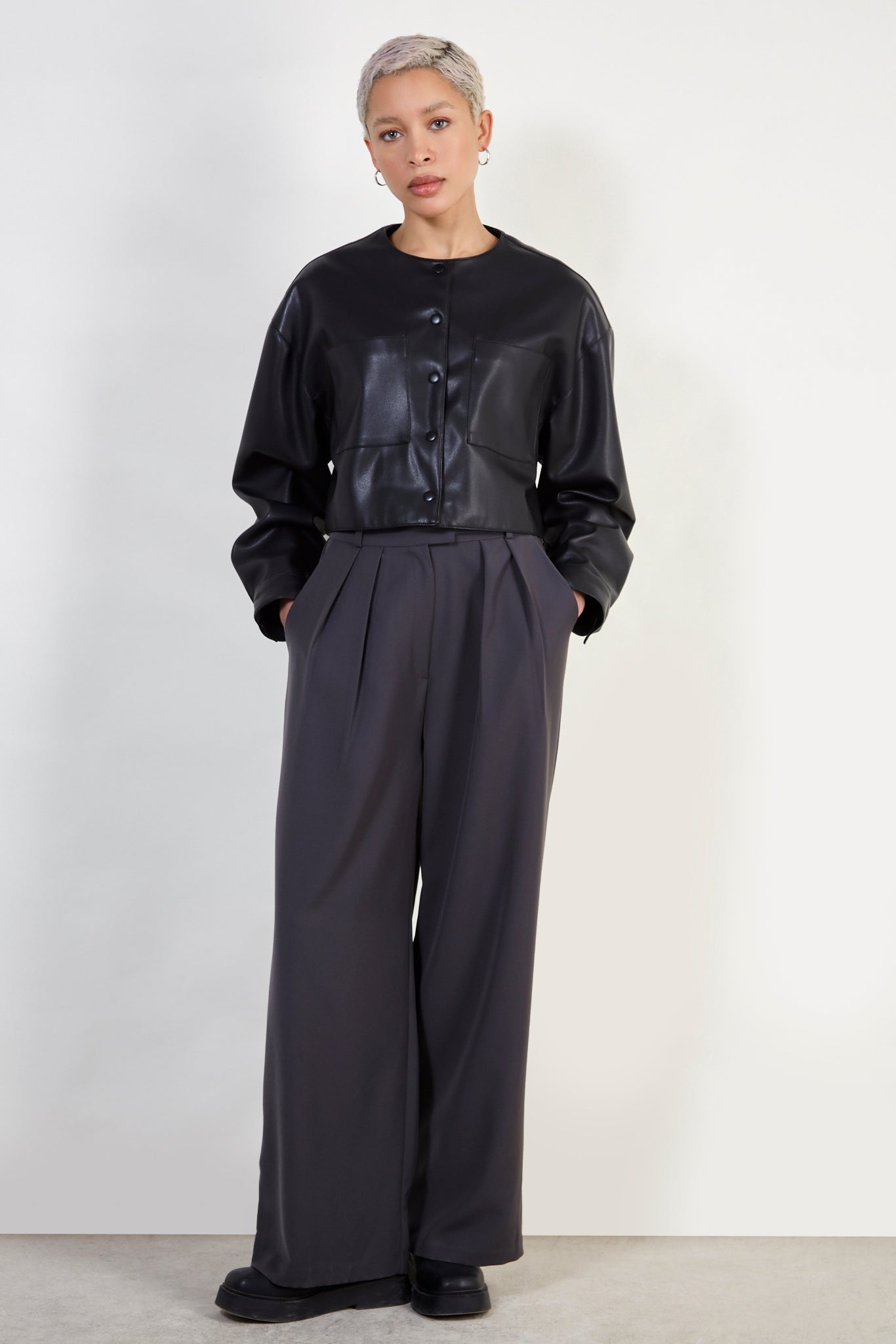 Black vegan leather round collar cropped jacket_2